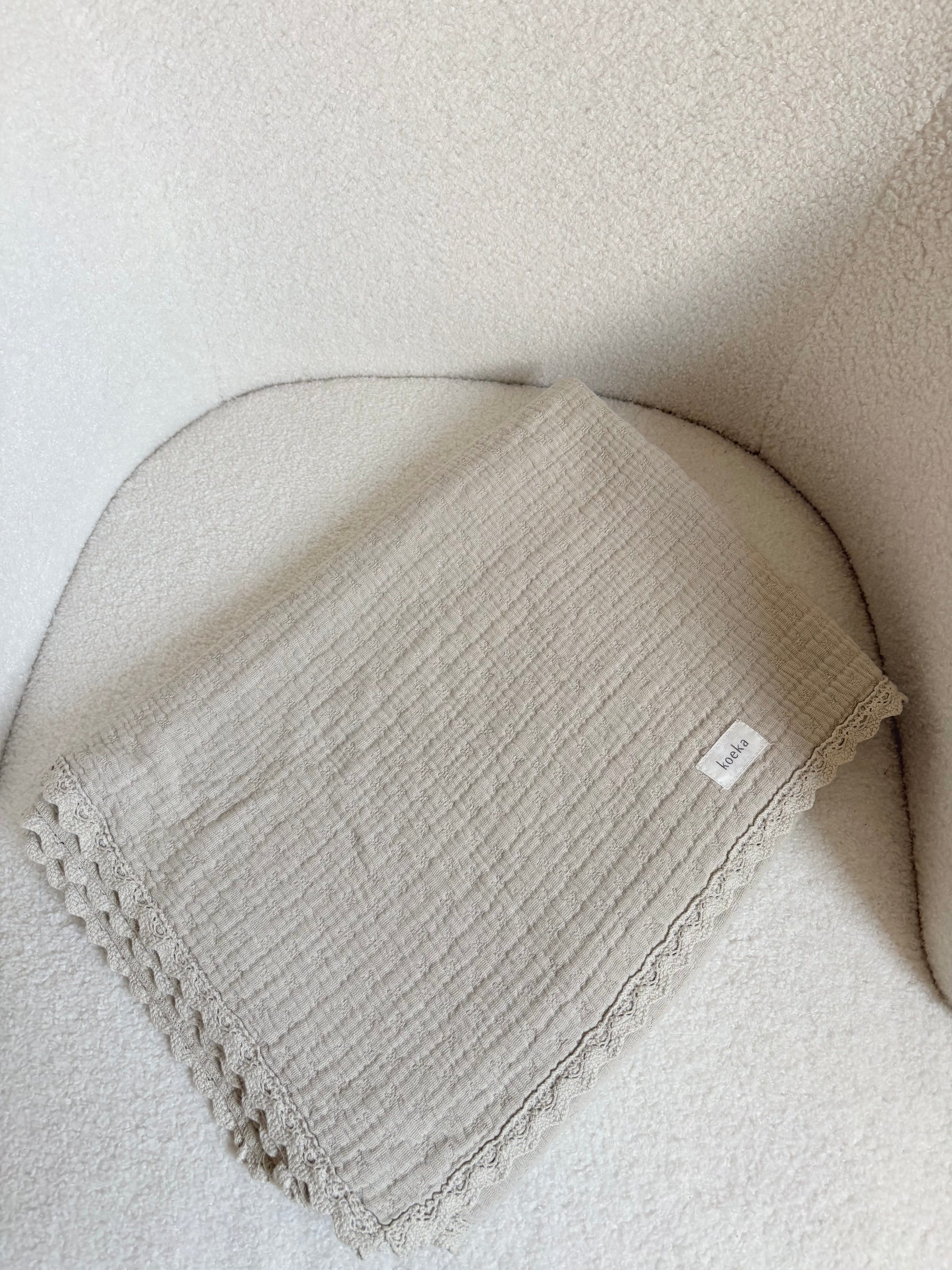 Koeka - beige dekentje in katoen - 75cmx100cm (klein vlekje)