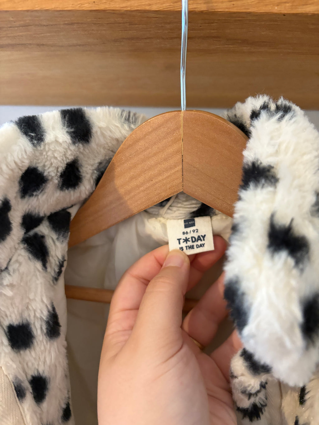 Hema - witte jas met zwarte stippen - 86/92