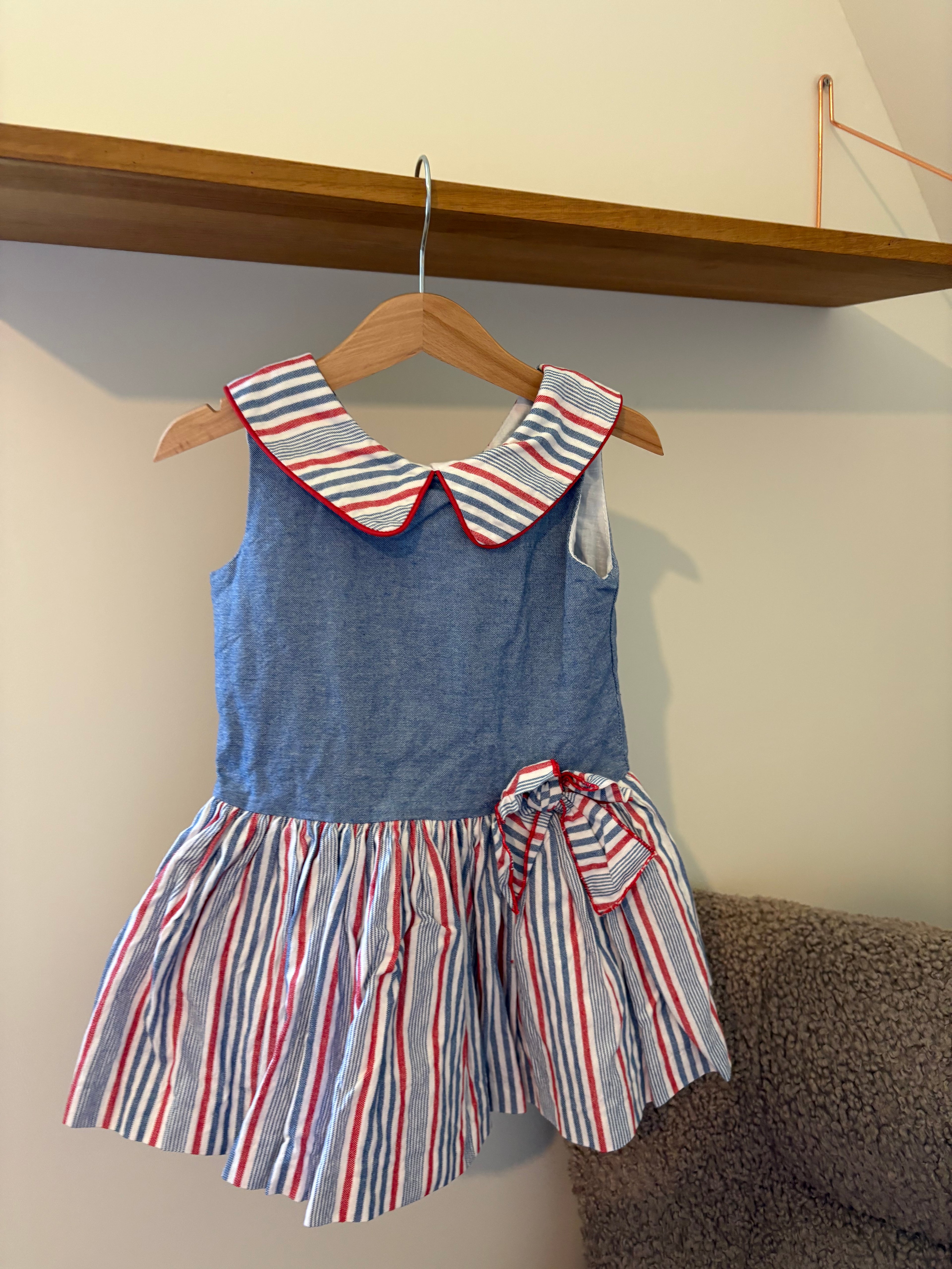 Blauw kleedje met rode strepen -104