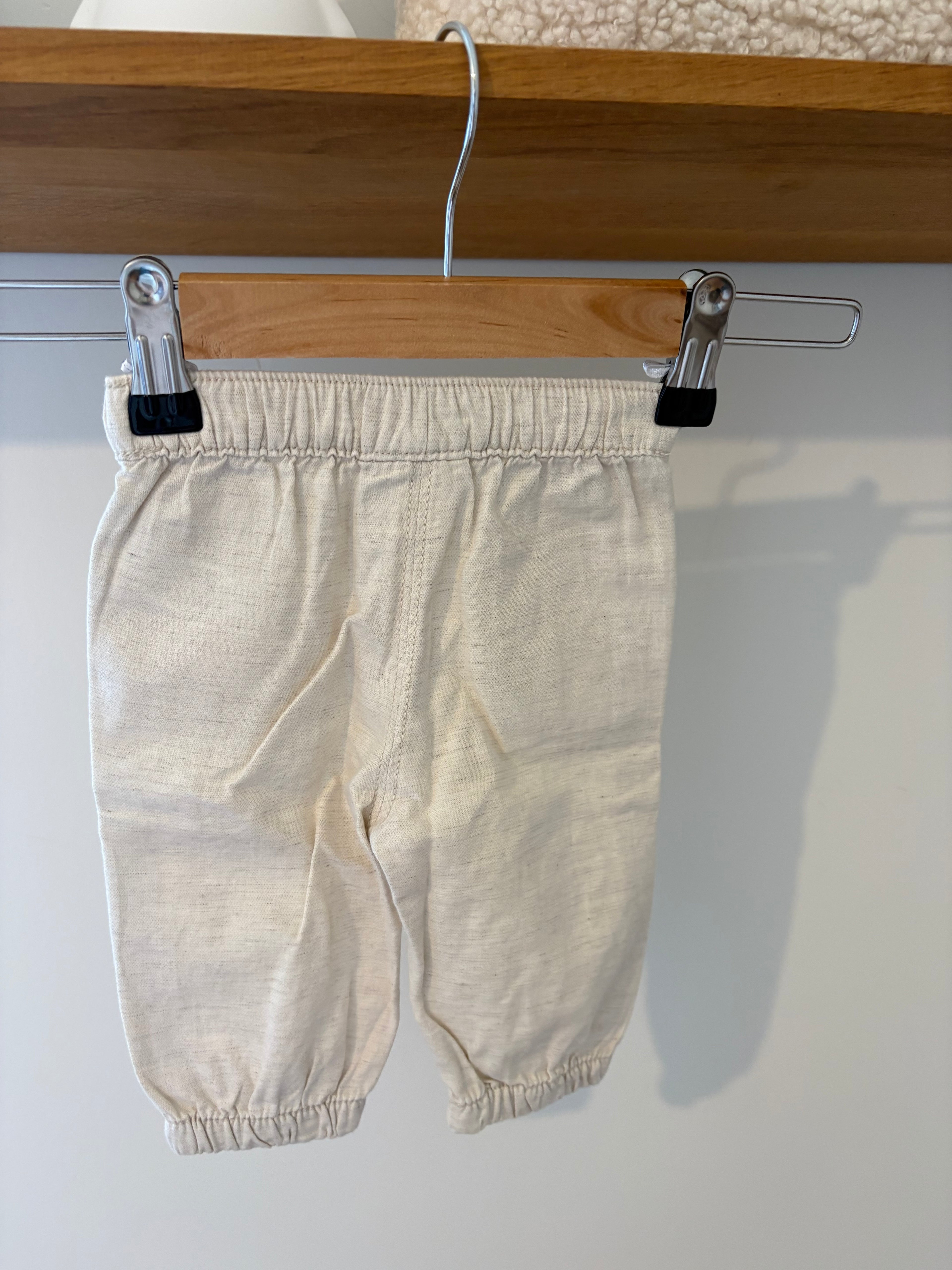 C&A - beige broekje - 3M