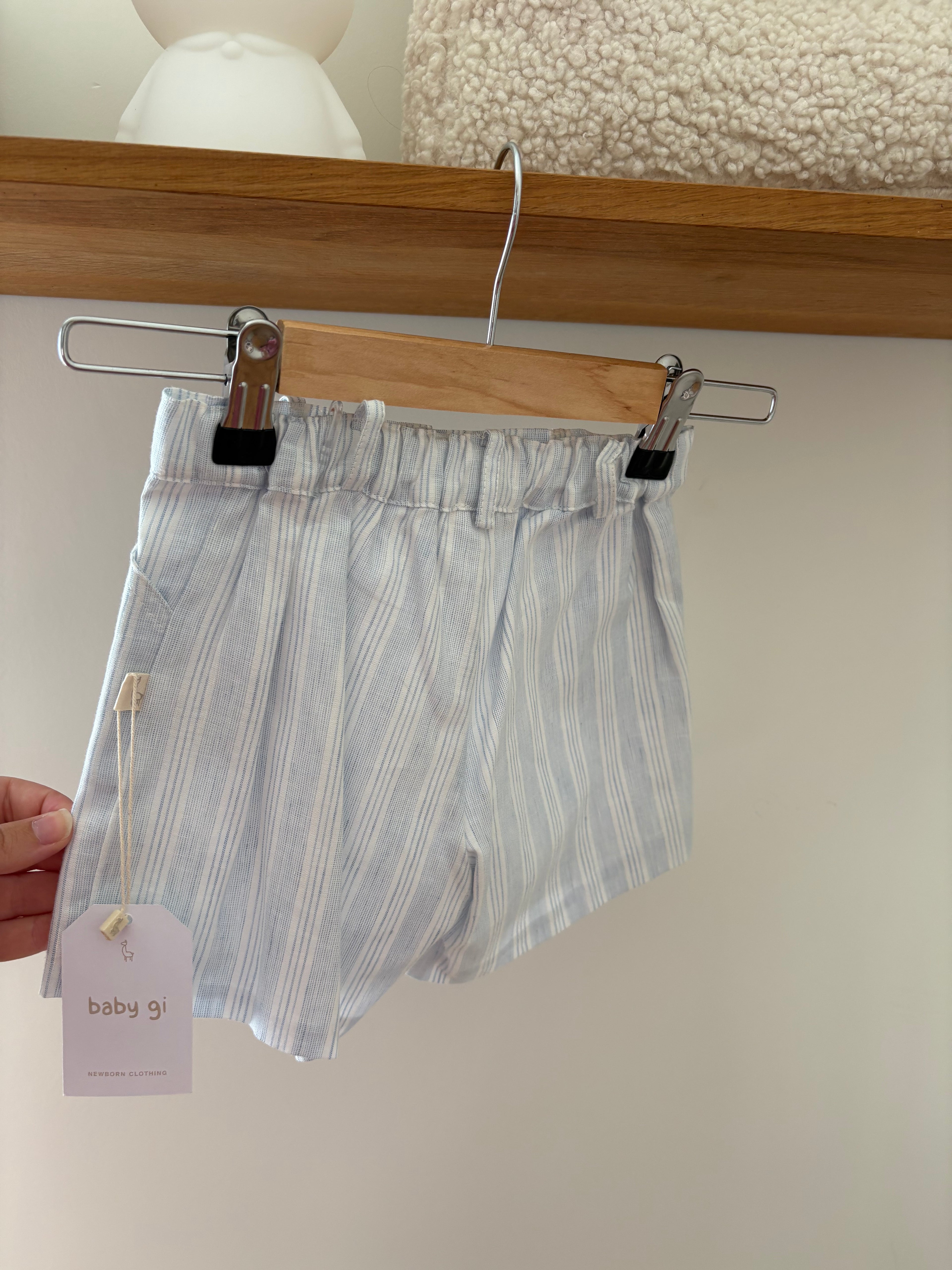 Baby Gi - blauwwitte short - 3Y