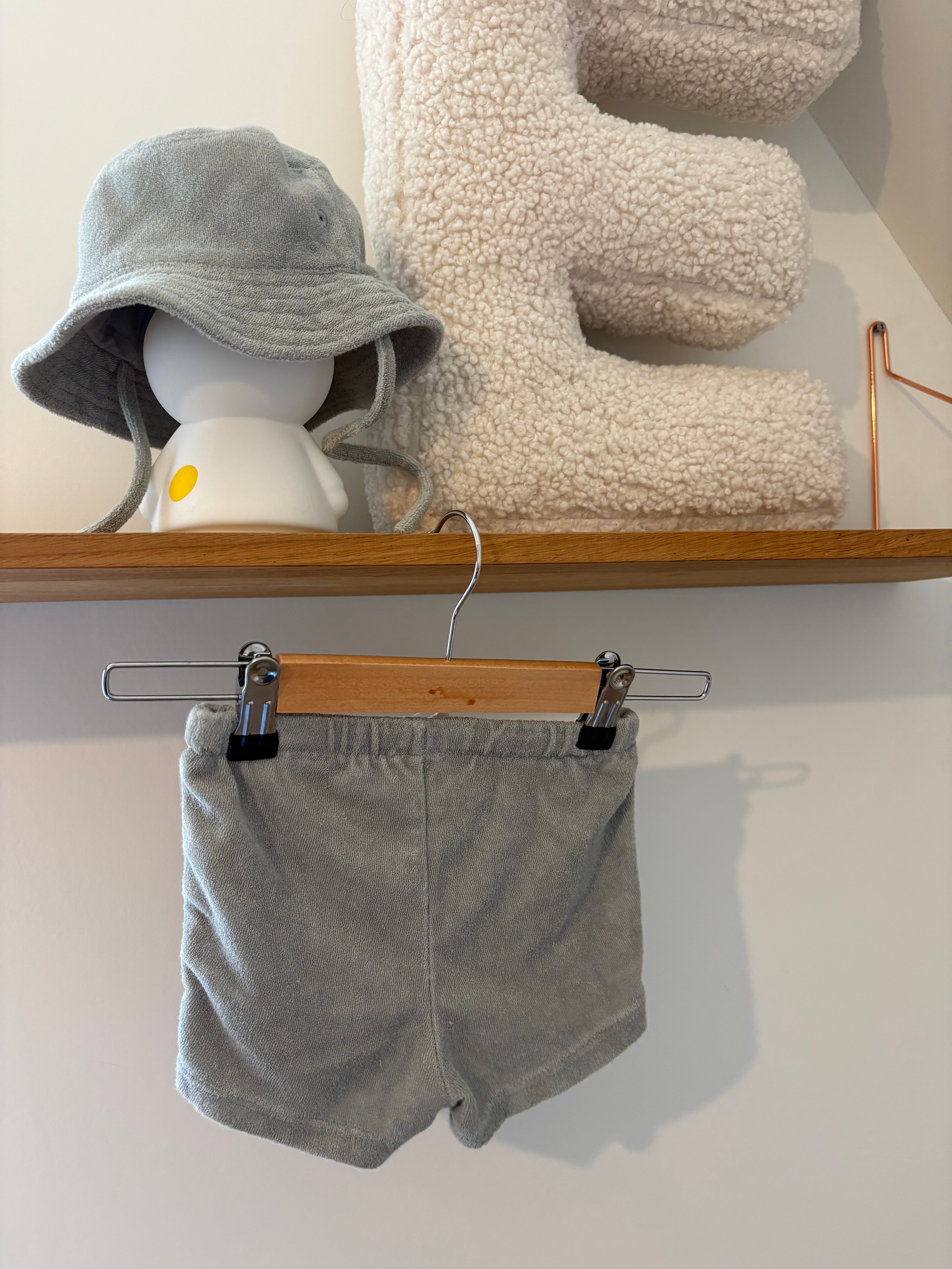 H&M - groen shortje met hoedje - 74