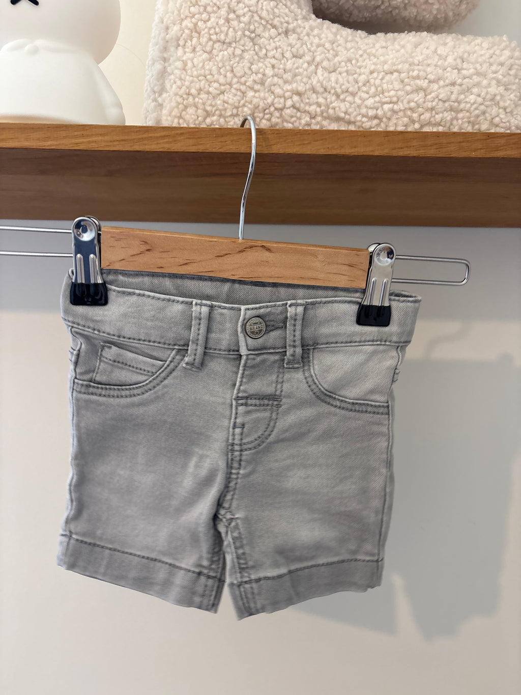 Hema - grijs shortje - 62