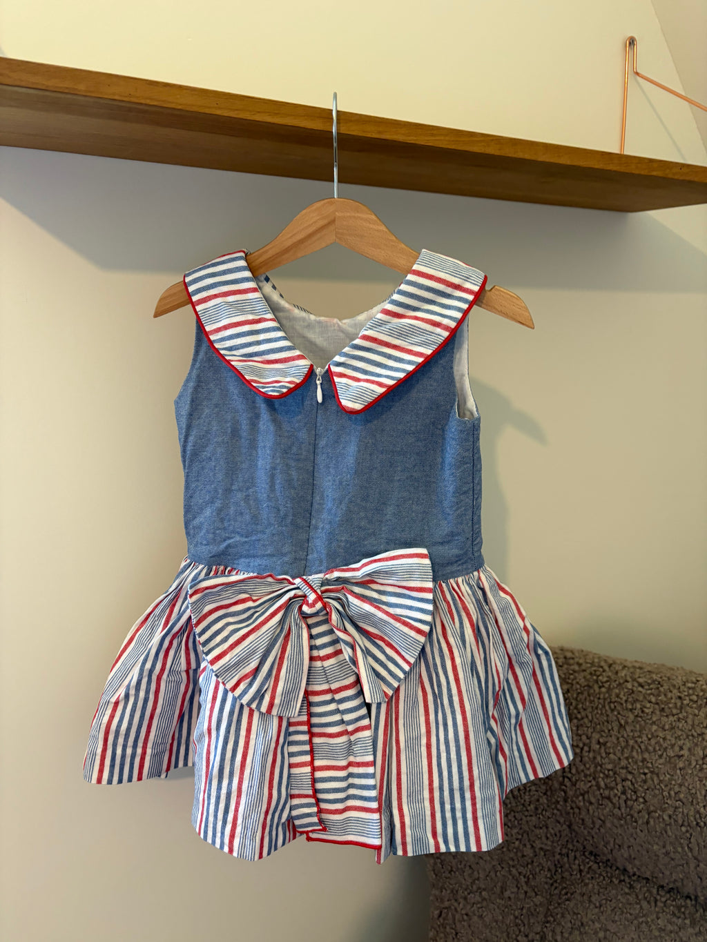 Blauw kleedje met rode strepen -104