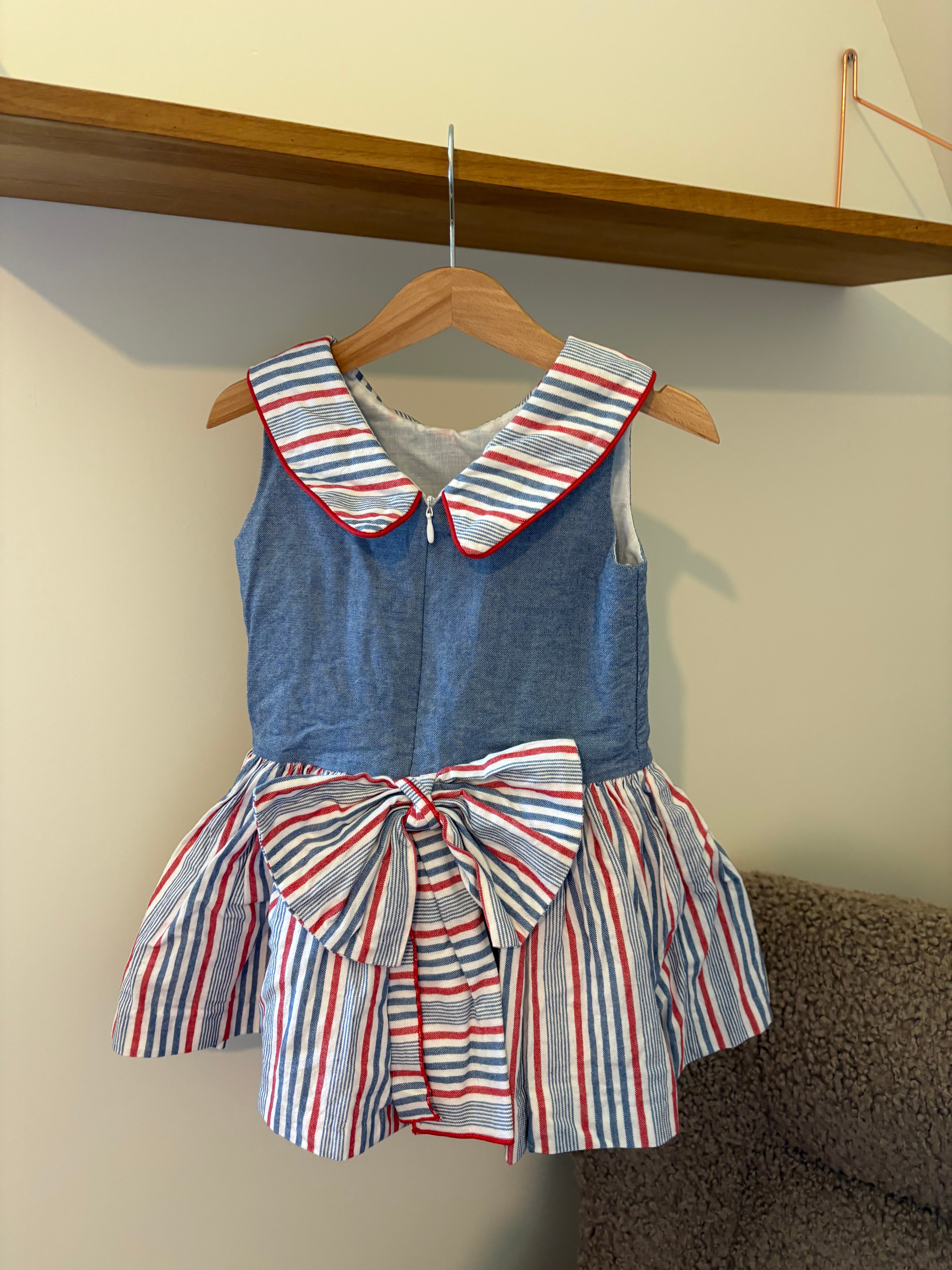 Blauw kleedje met rode strepen -104