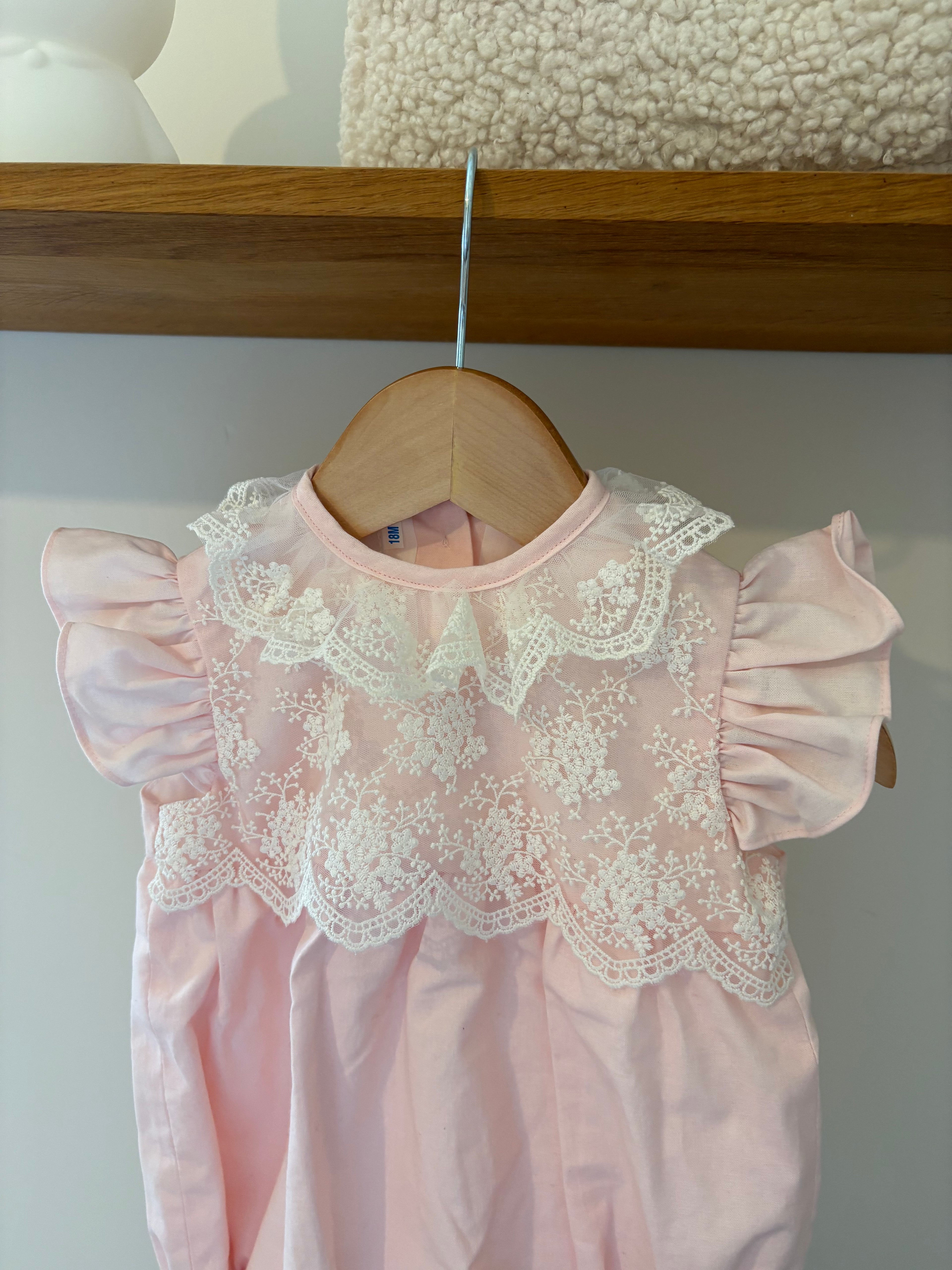 Be Chic - roze broekpakje met broderie - 18M