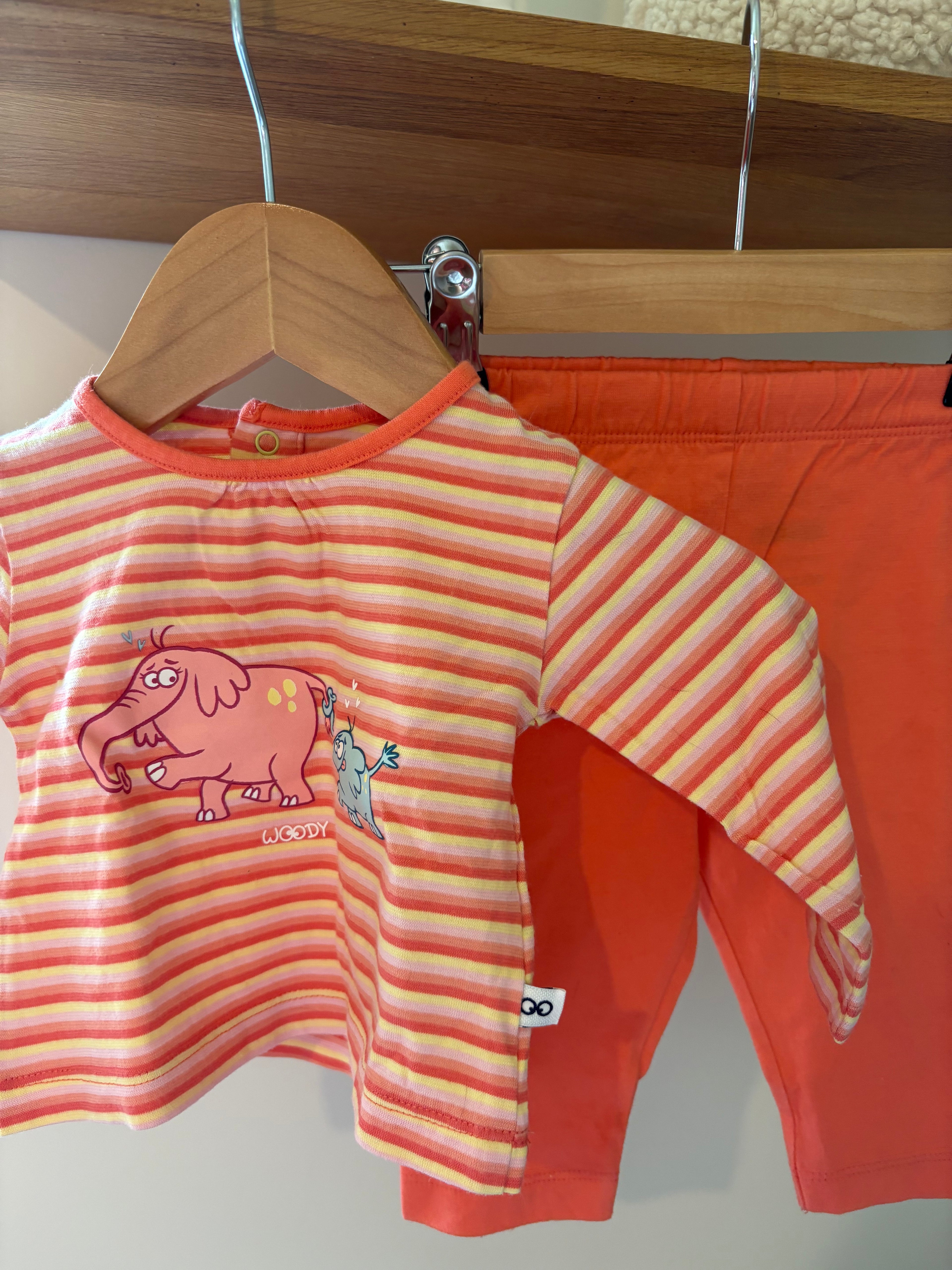 Woody - pyjama setje oranje - 3M