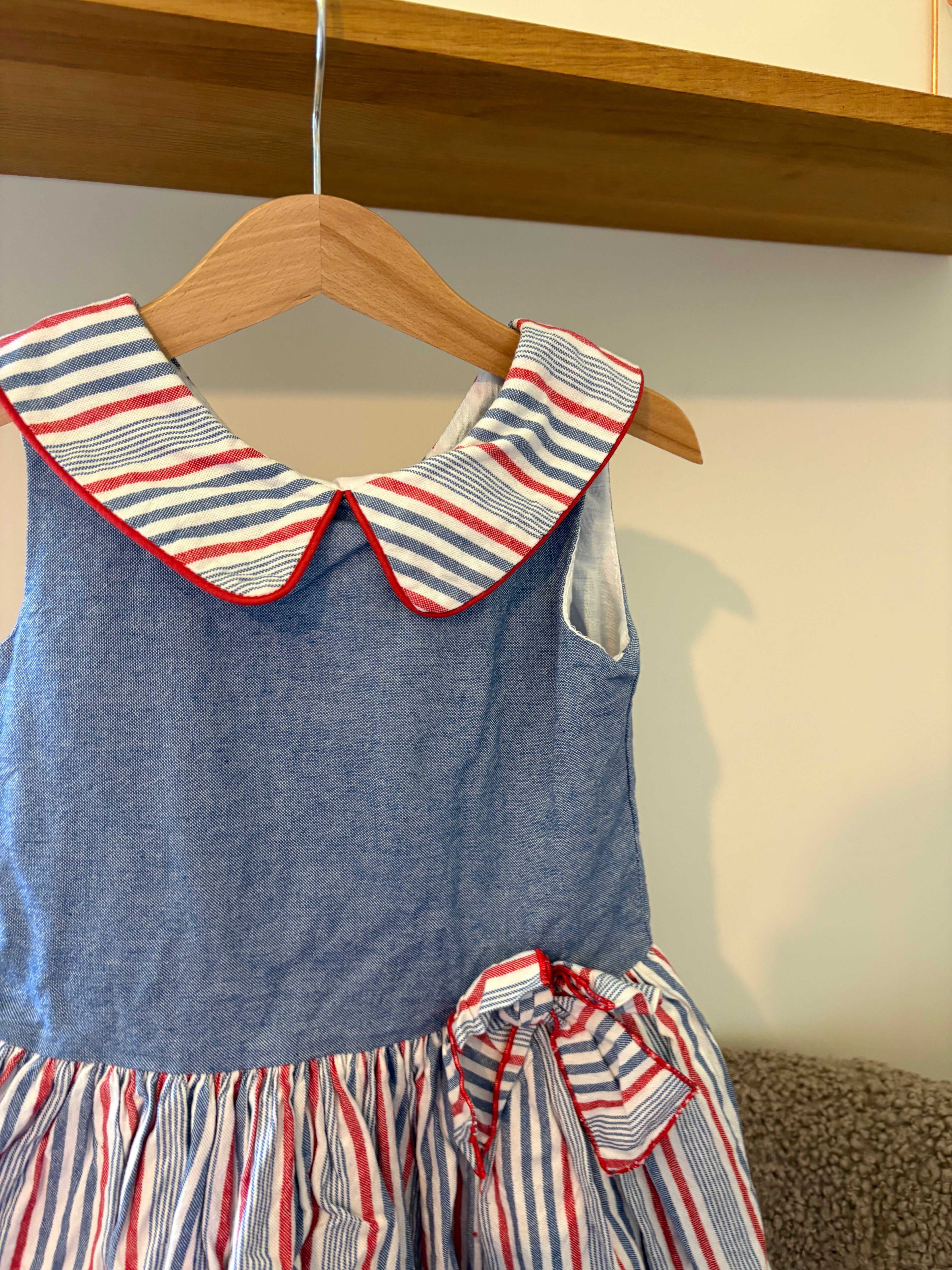 Blauw kleedje met rode strepen -104