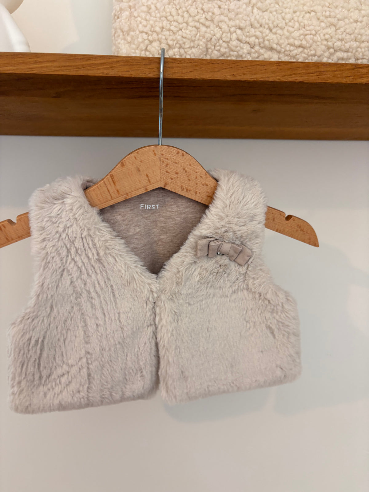 First - beige debardeurtje - 62