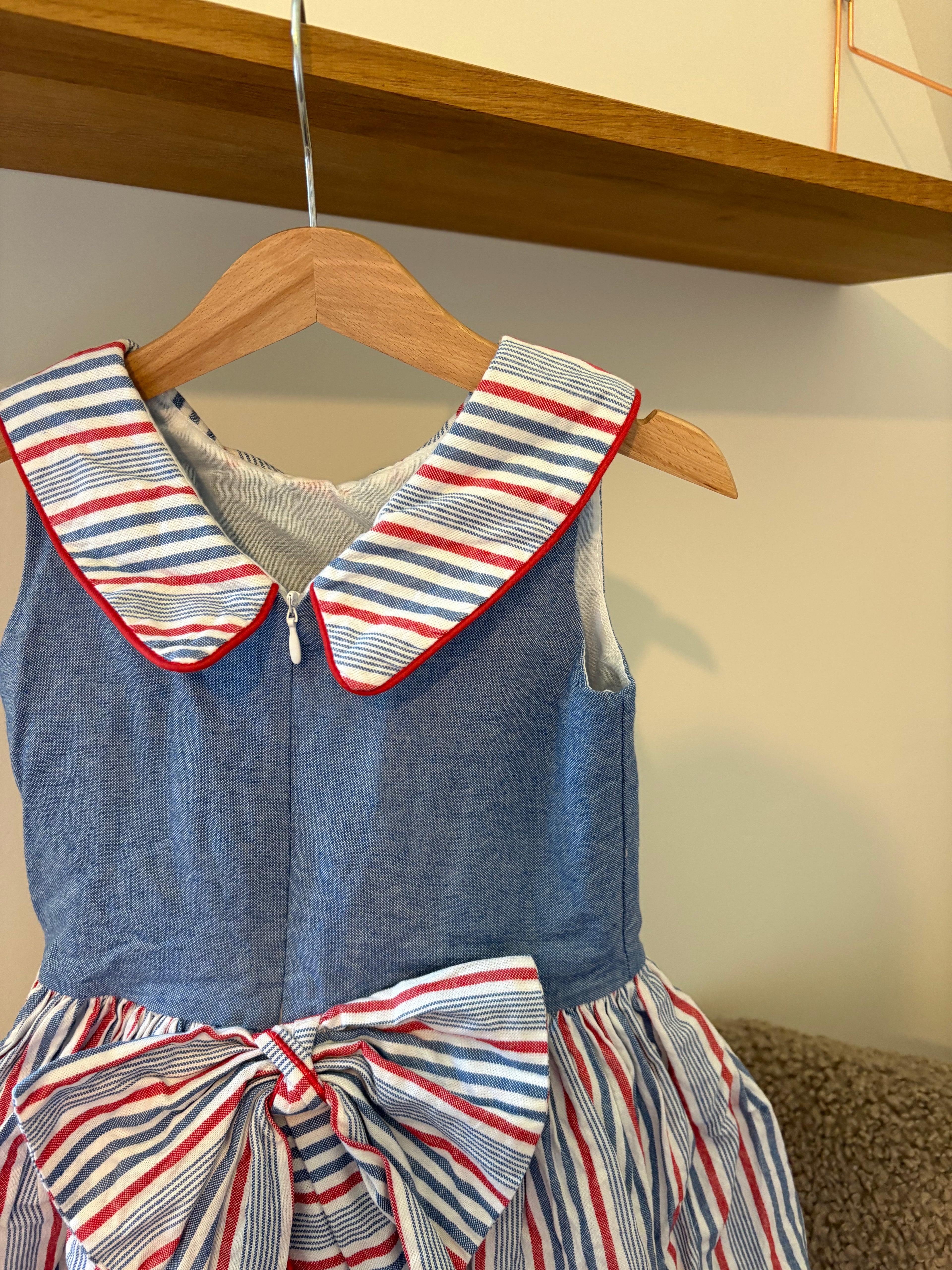 Blauw kleedje met rode strepen -104