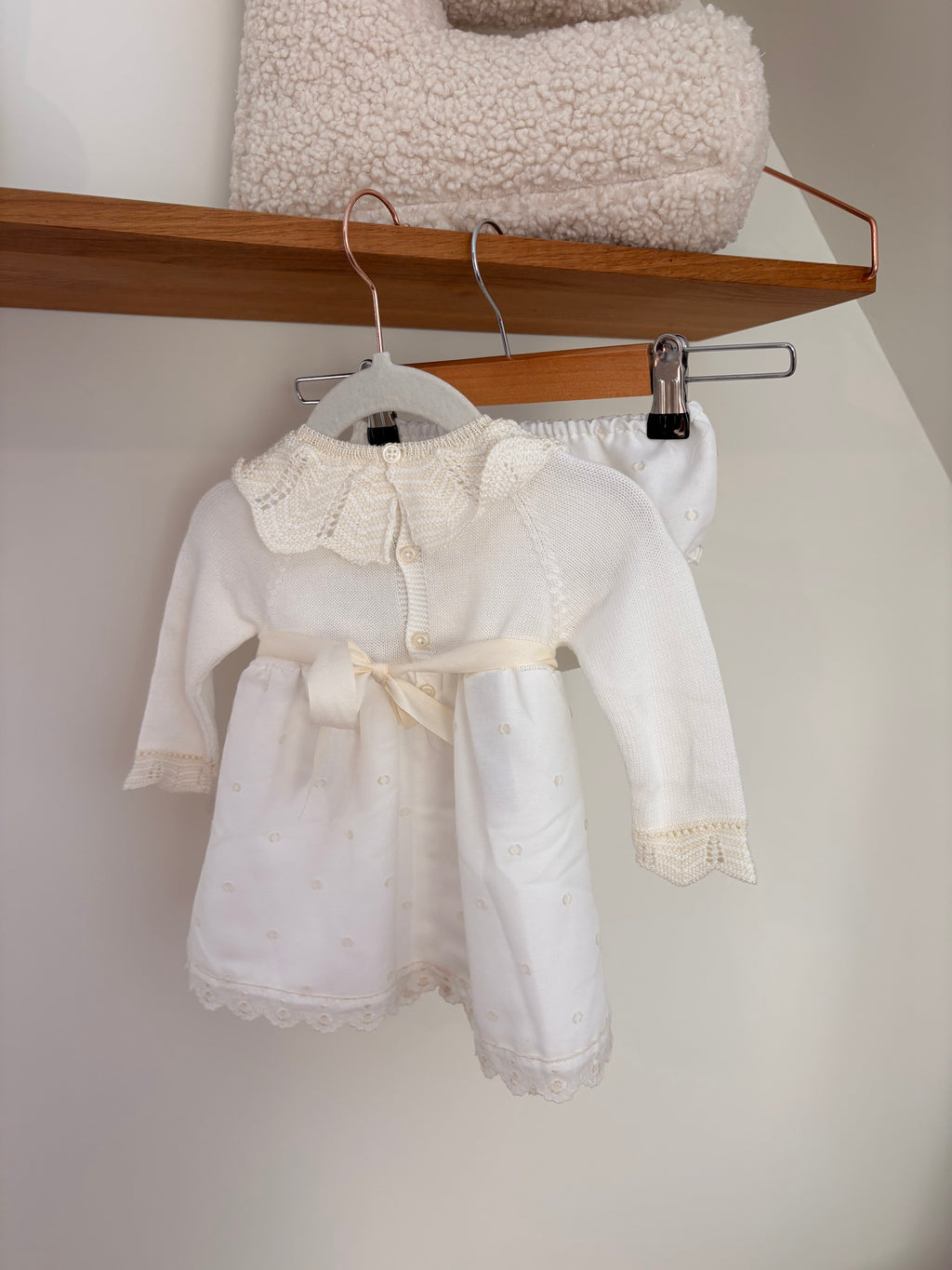 Paz - wit jurkje met bloomer - 9M (nieuw)