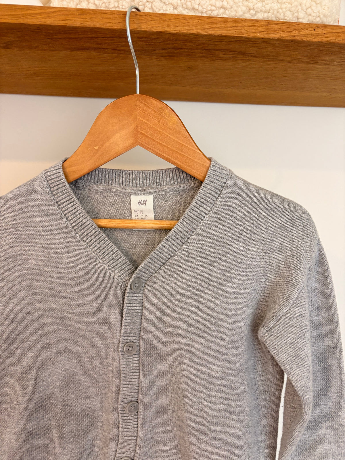 H&M - grijs V-truitje met knopen - 92