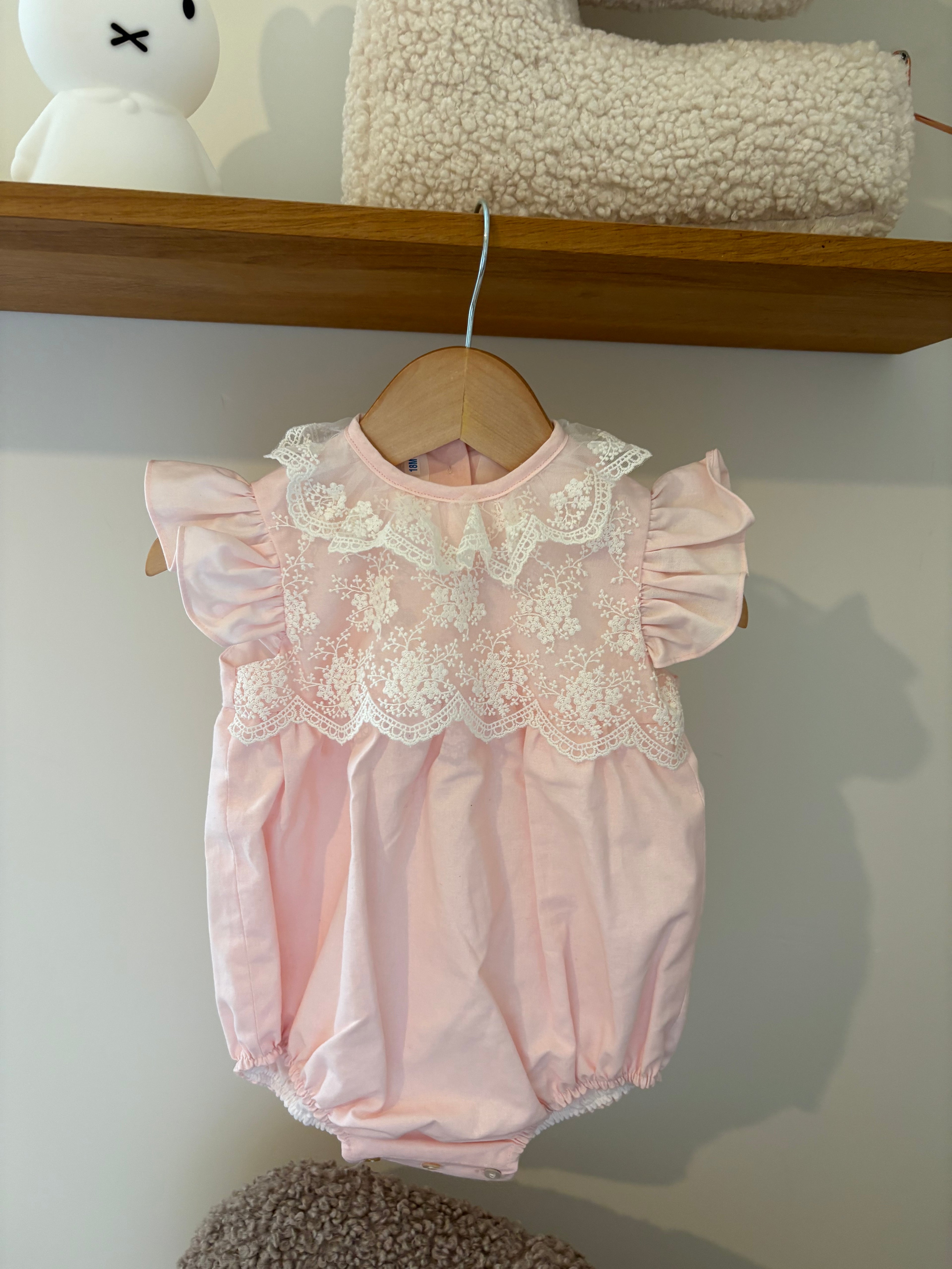 Be Chic - roze broekpakje met broderie - 18M