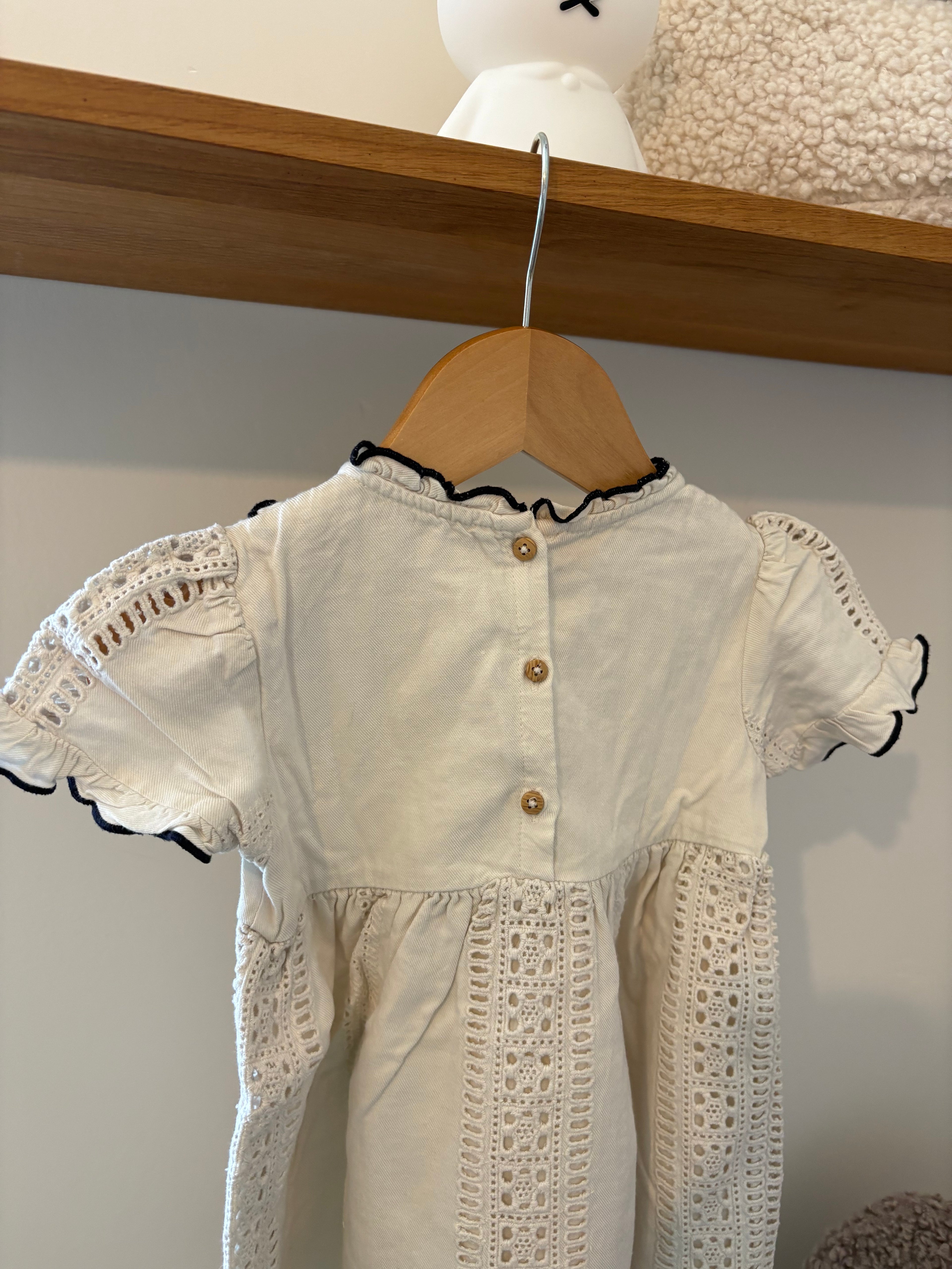 Zara - jurkje wit/blauw met broderie - 2Y