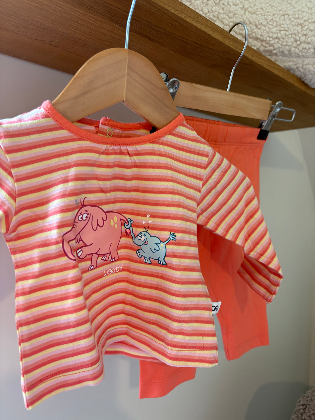 Woody - pyjama setje oranje - 3M