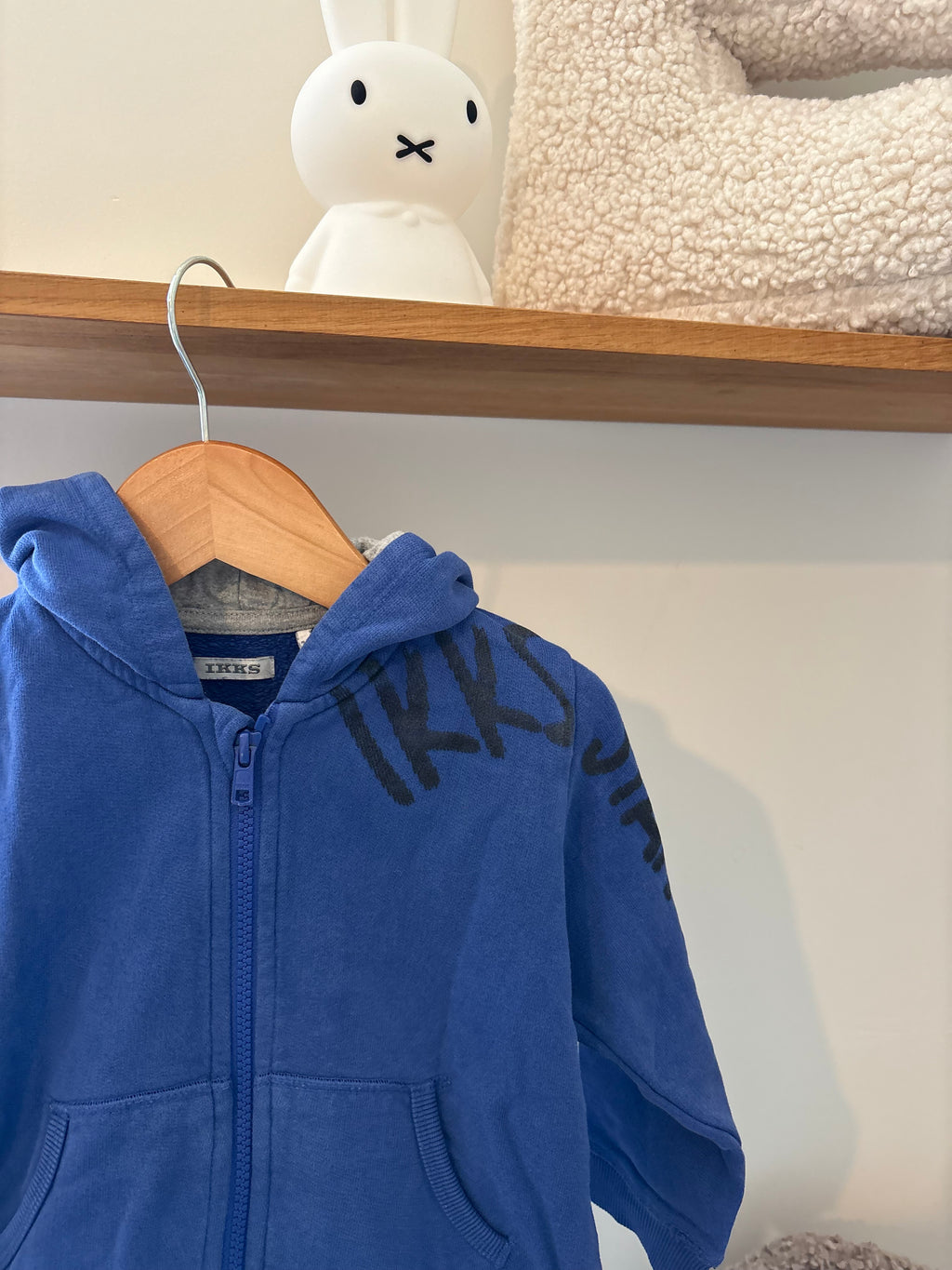 IKKS - blauwe trui met kap - 86