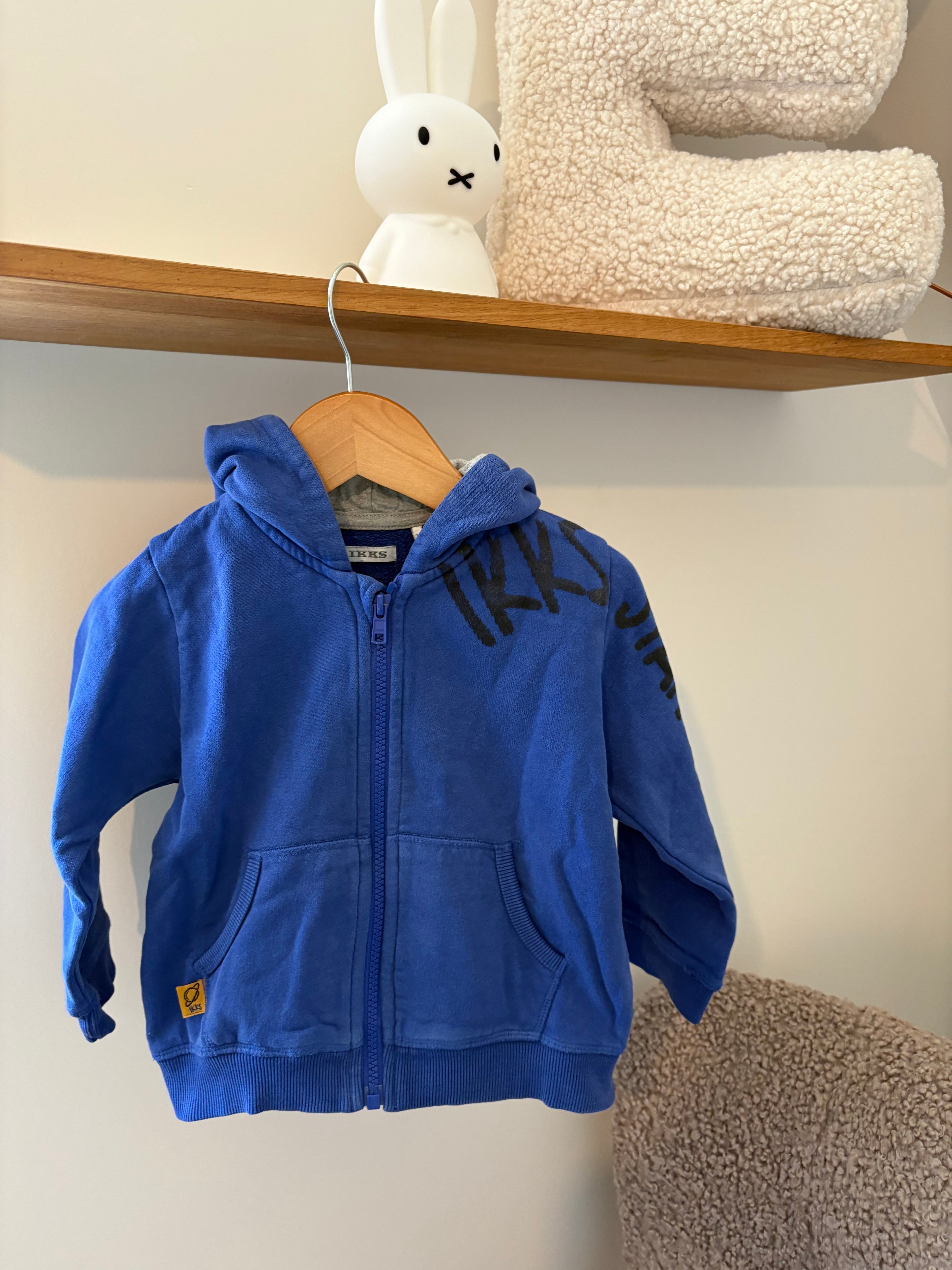 IKKS - blauwe trui met kap - 86