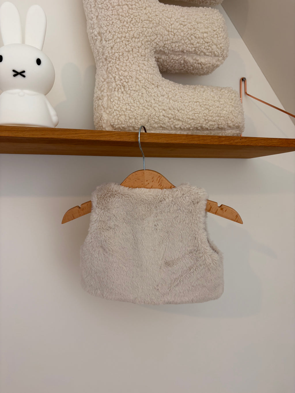 First - beige debardeurtje - 62