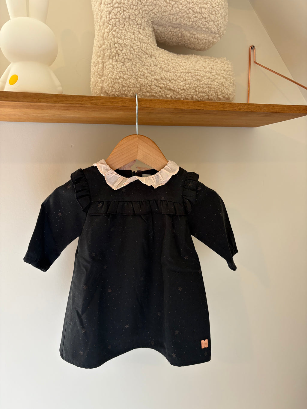 Carrément Beau - zwart jurkje met roze kraagje- 6M