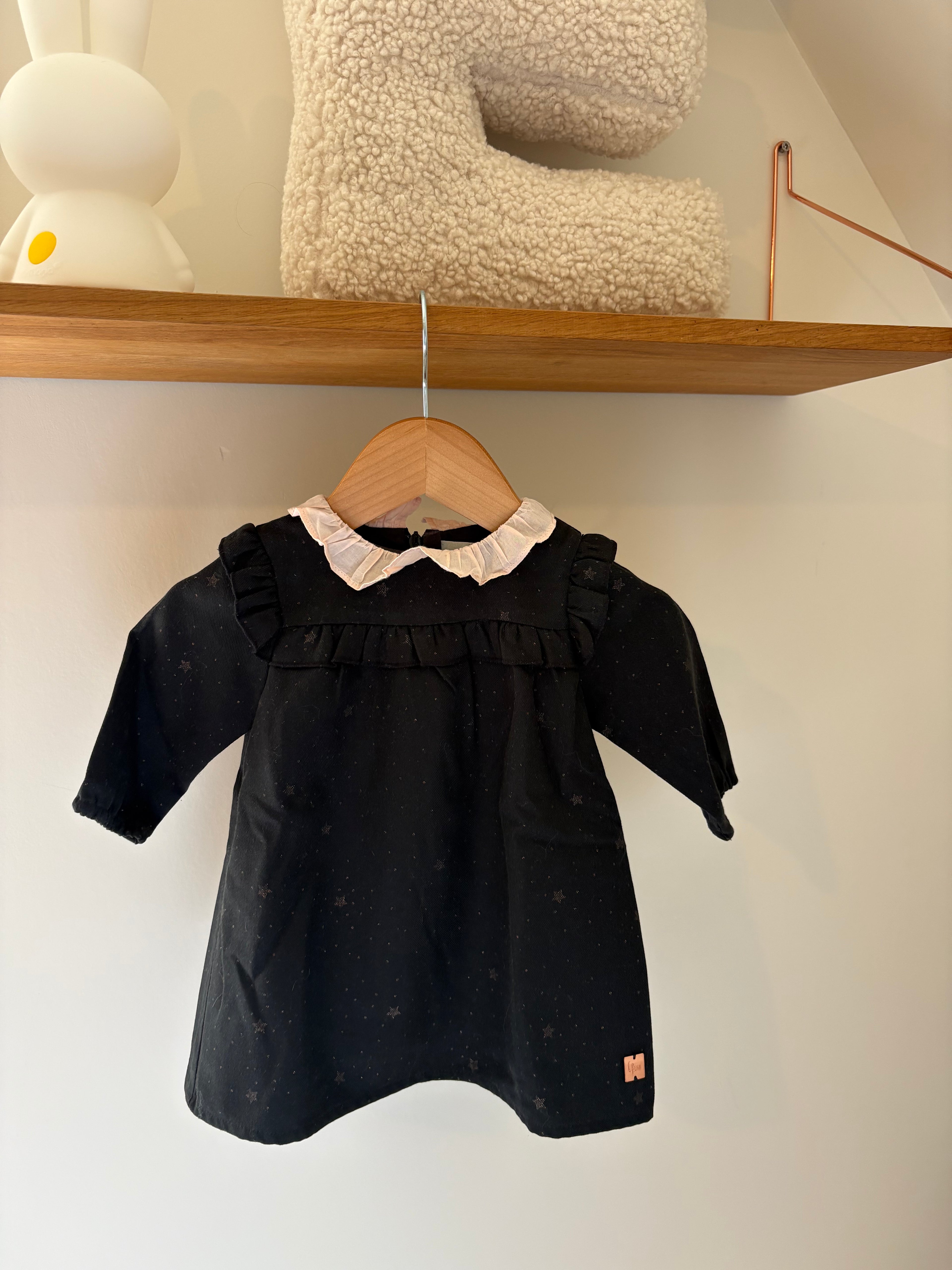 Carrément Beau - zwart jurkje met roze kraagje- 6M