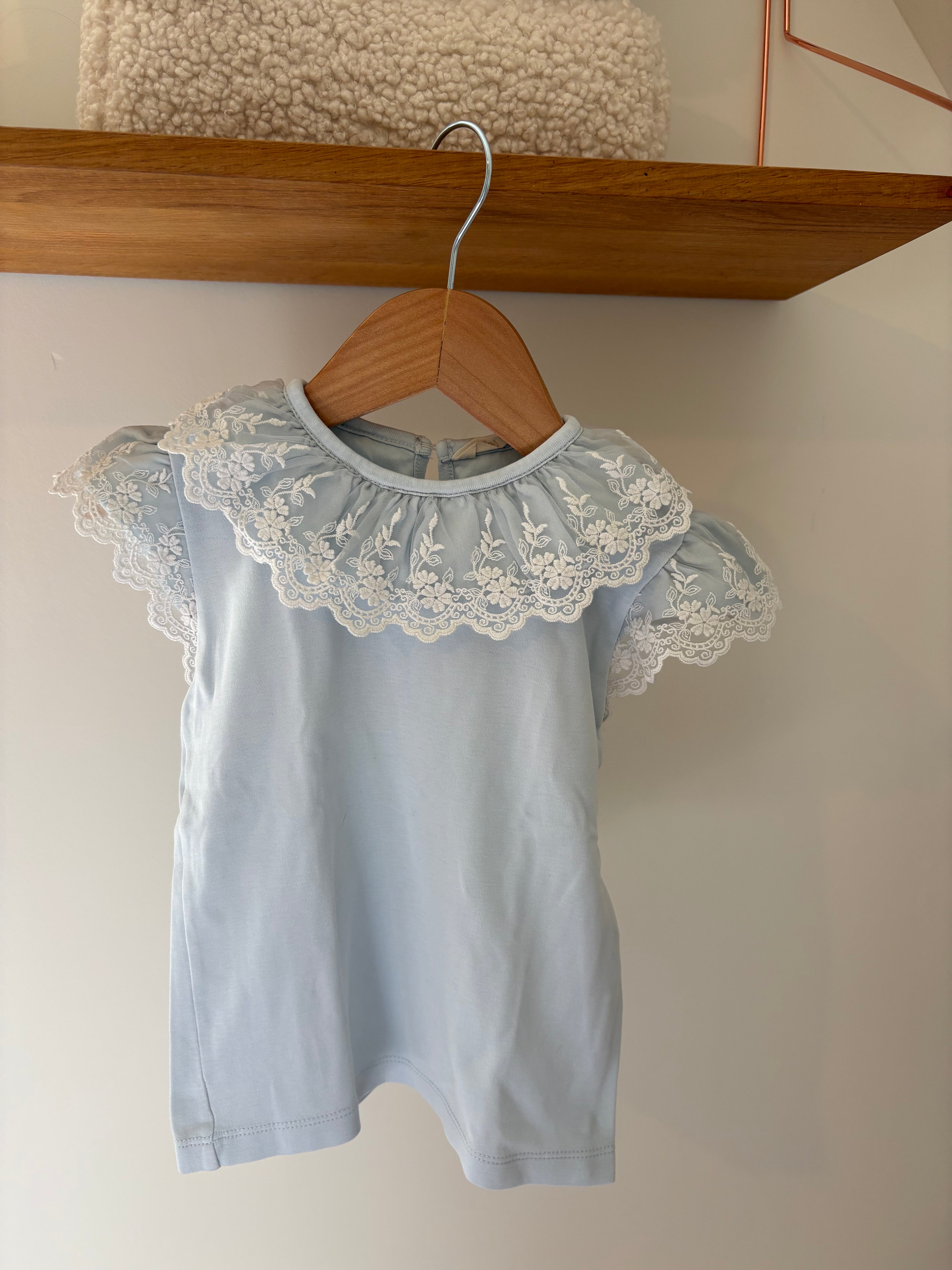 Baby Lai - blauwe tshirt met kraagje - 4Y