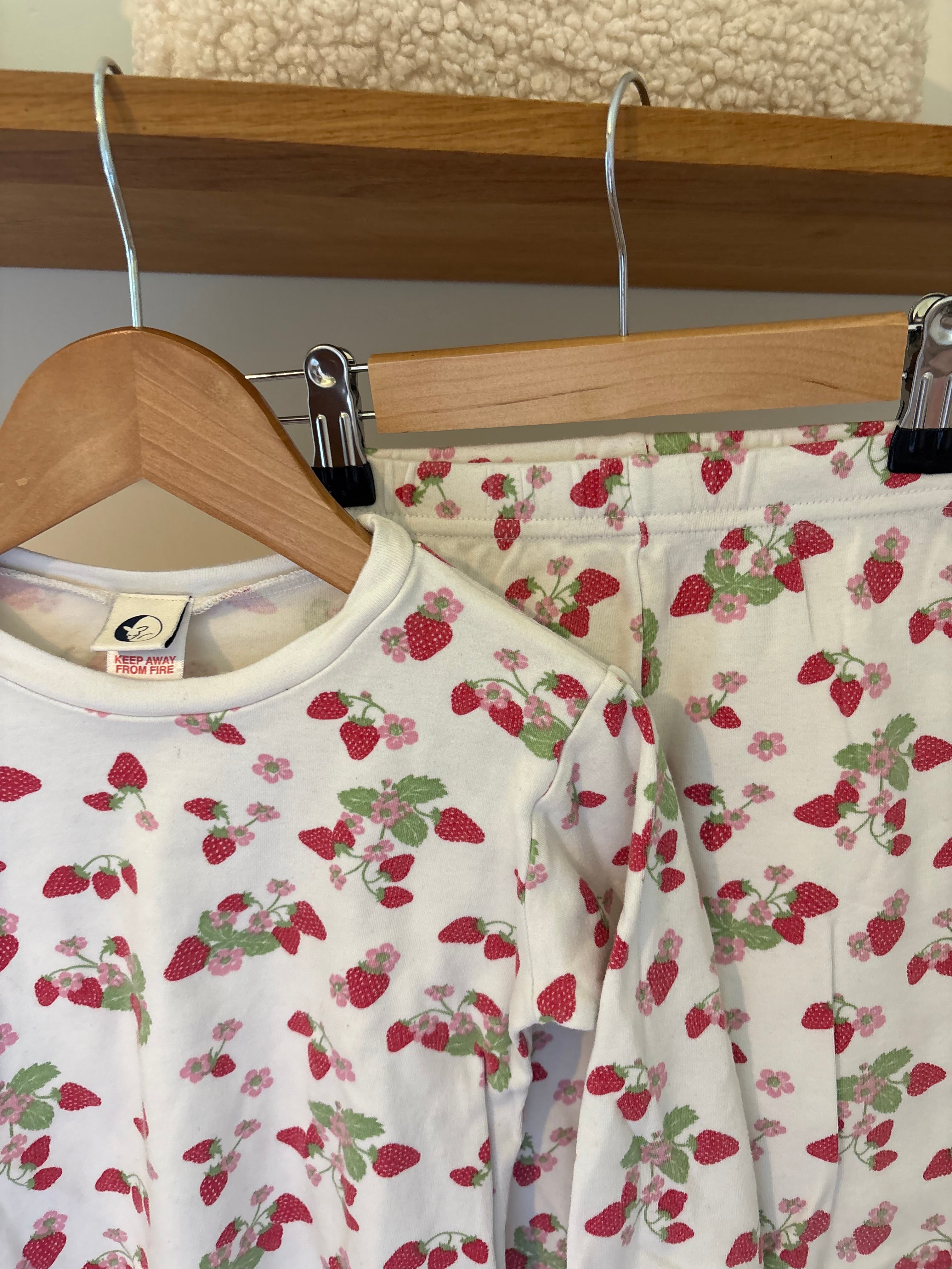 Sleepy Doe - pyjama setje aardbeiden - 3/4y
