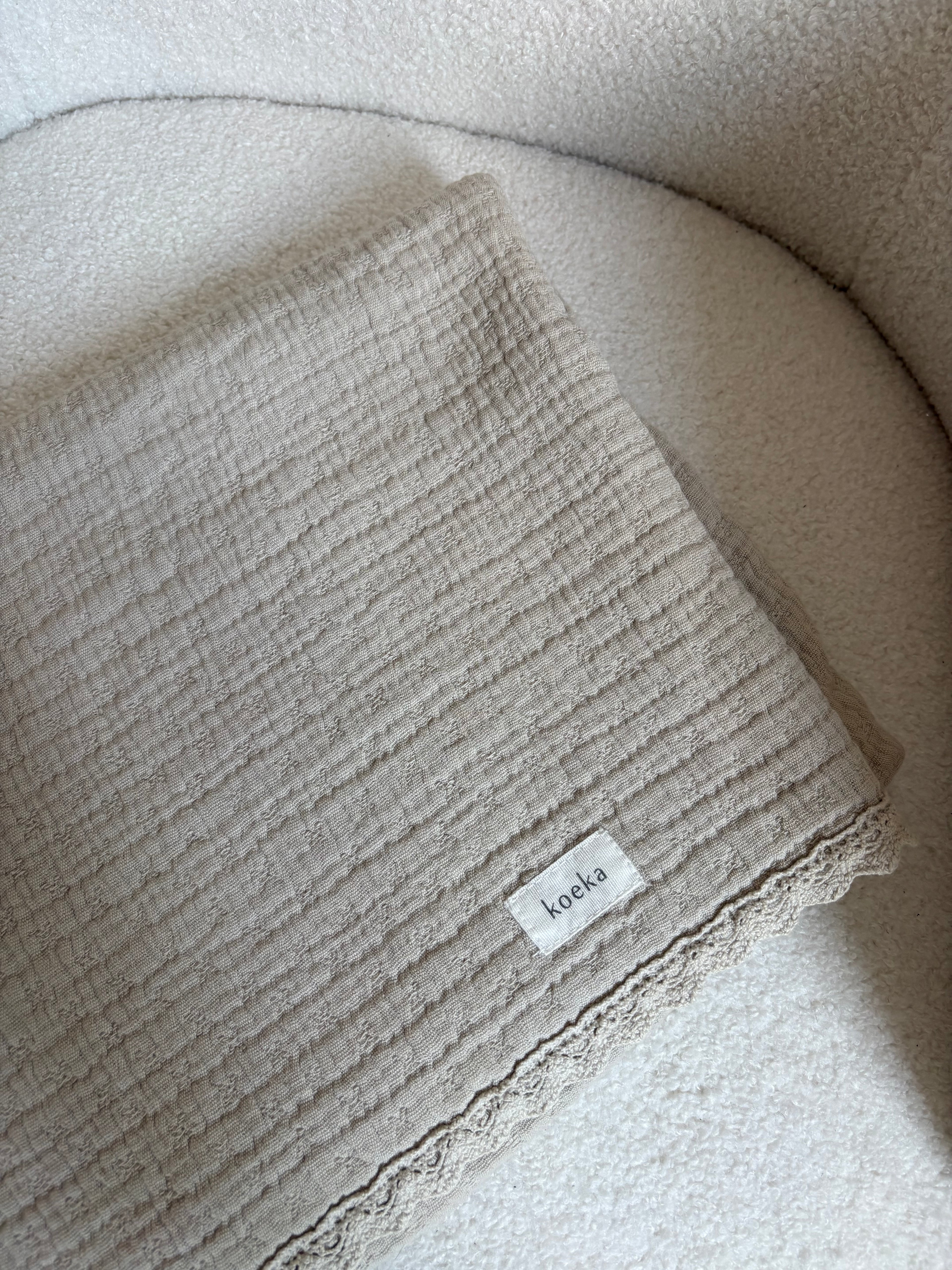 Koeka - beige dekentje in katoen - 75cmx100cm (klein vlekje)