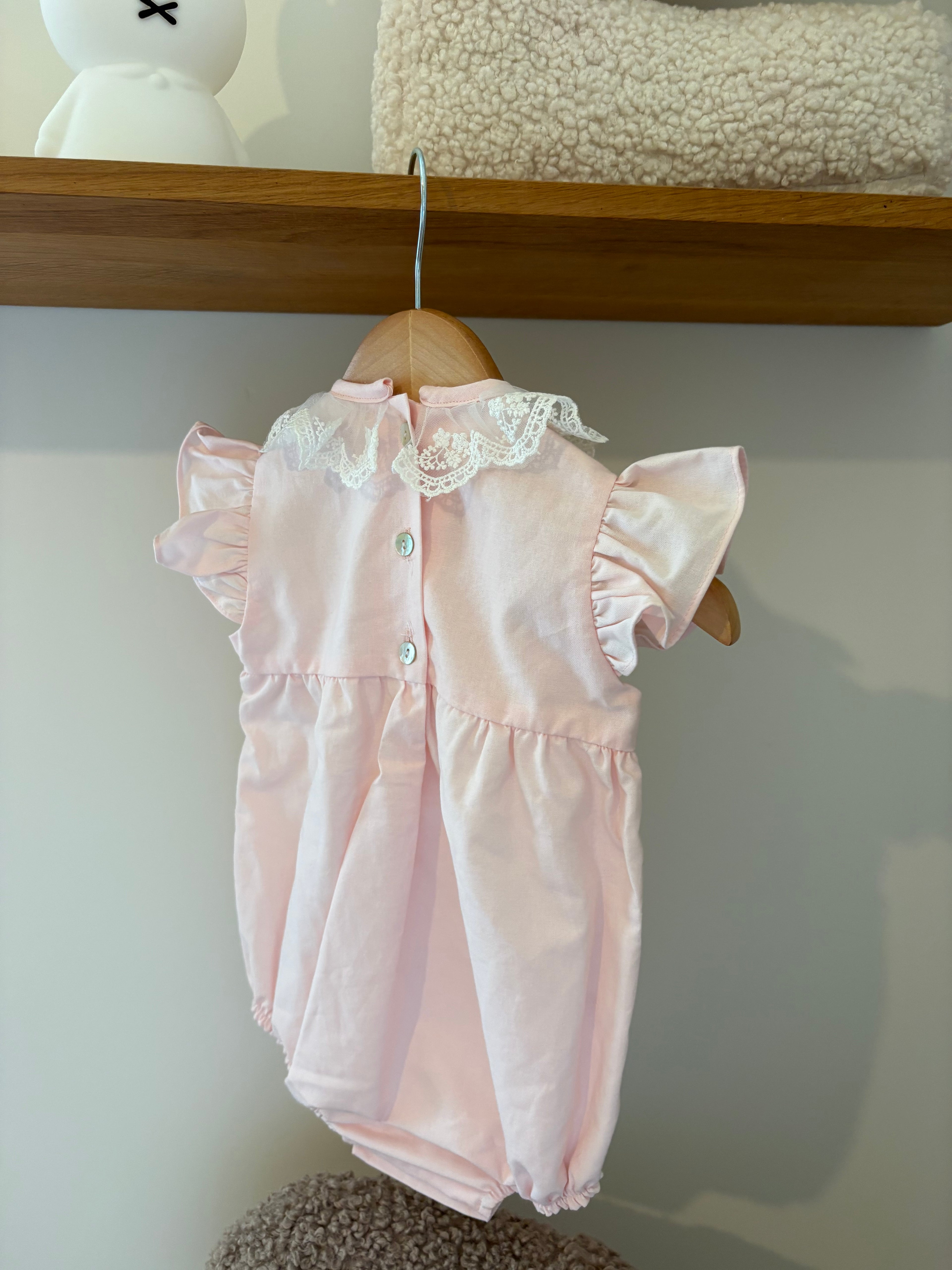 Be Chic - roze broekpakje met broderie - 18M