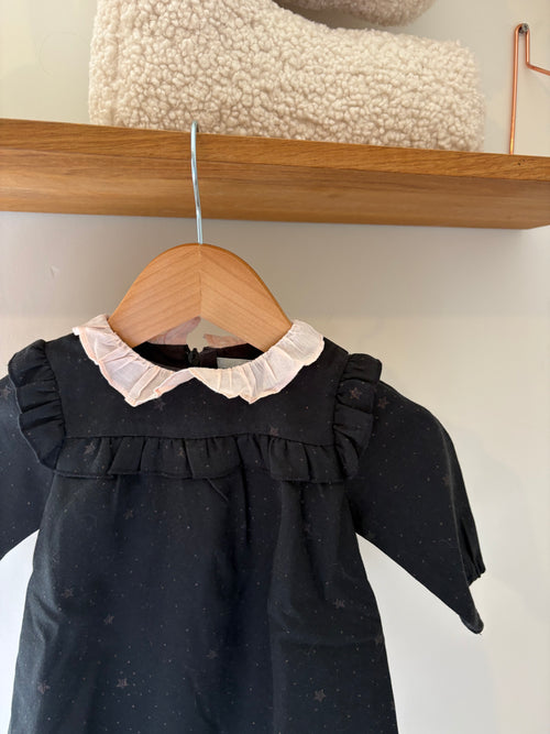 Carrément Beau - zwart jurkje met roze kraagje- 6M