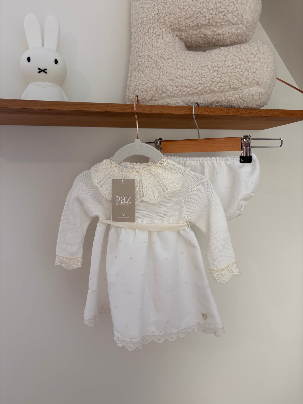 Paz - wit jurkje met bloomer - 9M (nieuw)