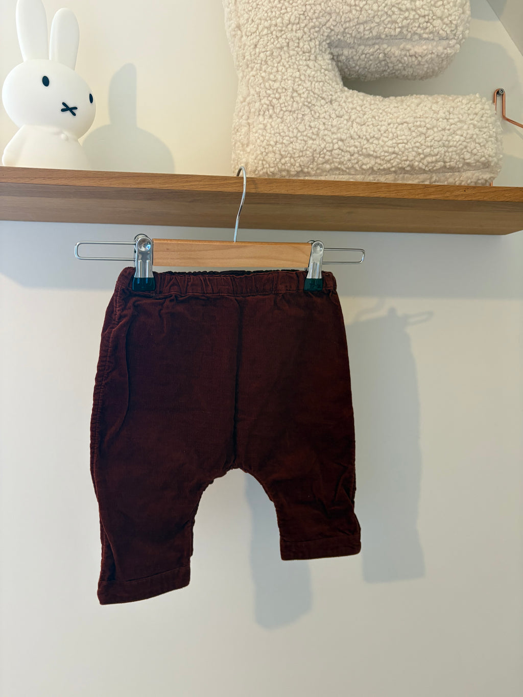Arket - bordeaux broekje - 68