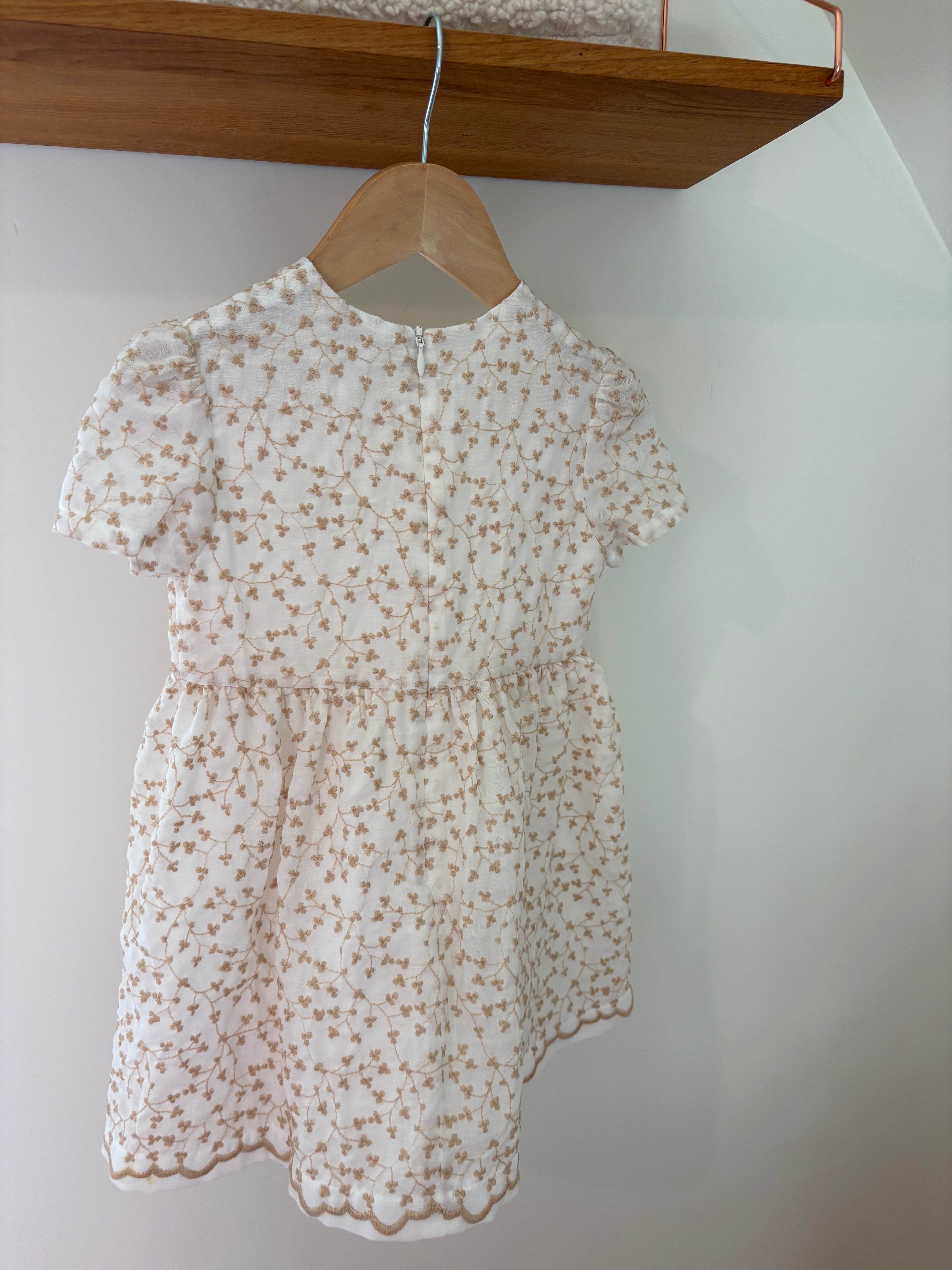 Gymp - wit kleedje met beige borduursel - 98