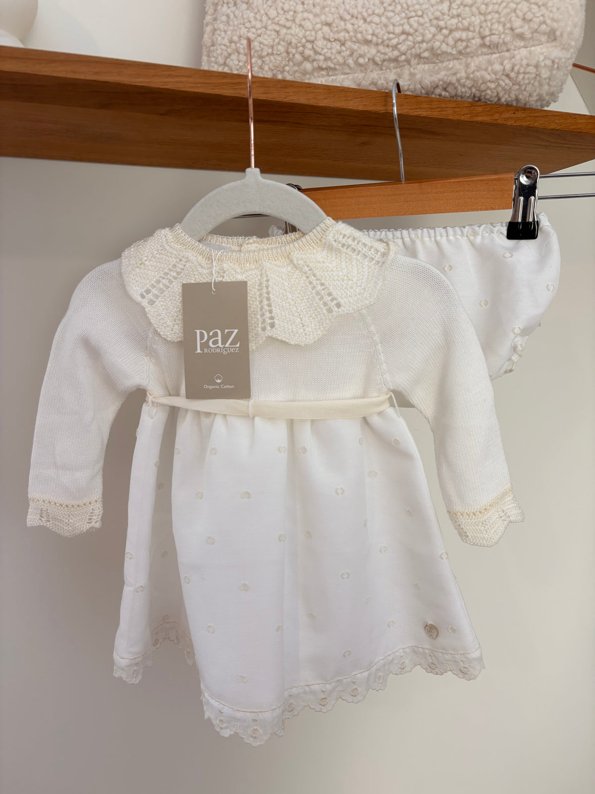 Paz - wit jurkje met bloomer - 9M (nieuw)