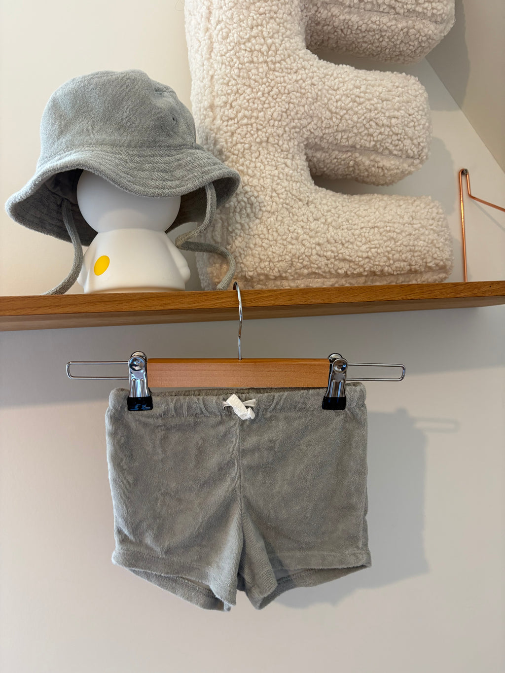 H&M - groen shortje met hoedje - 74
