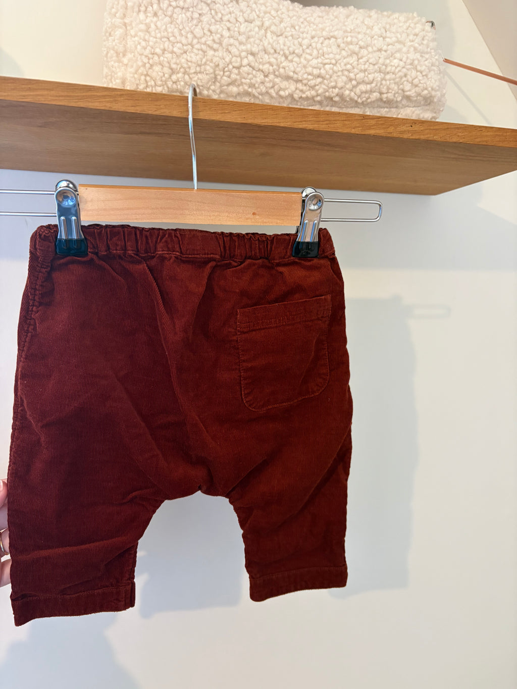 Arket - bordeaux broekje - 68