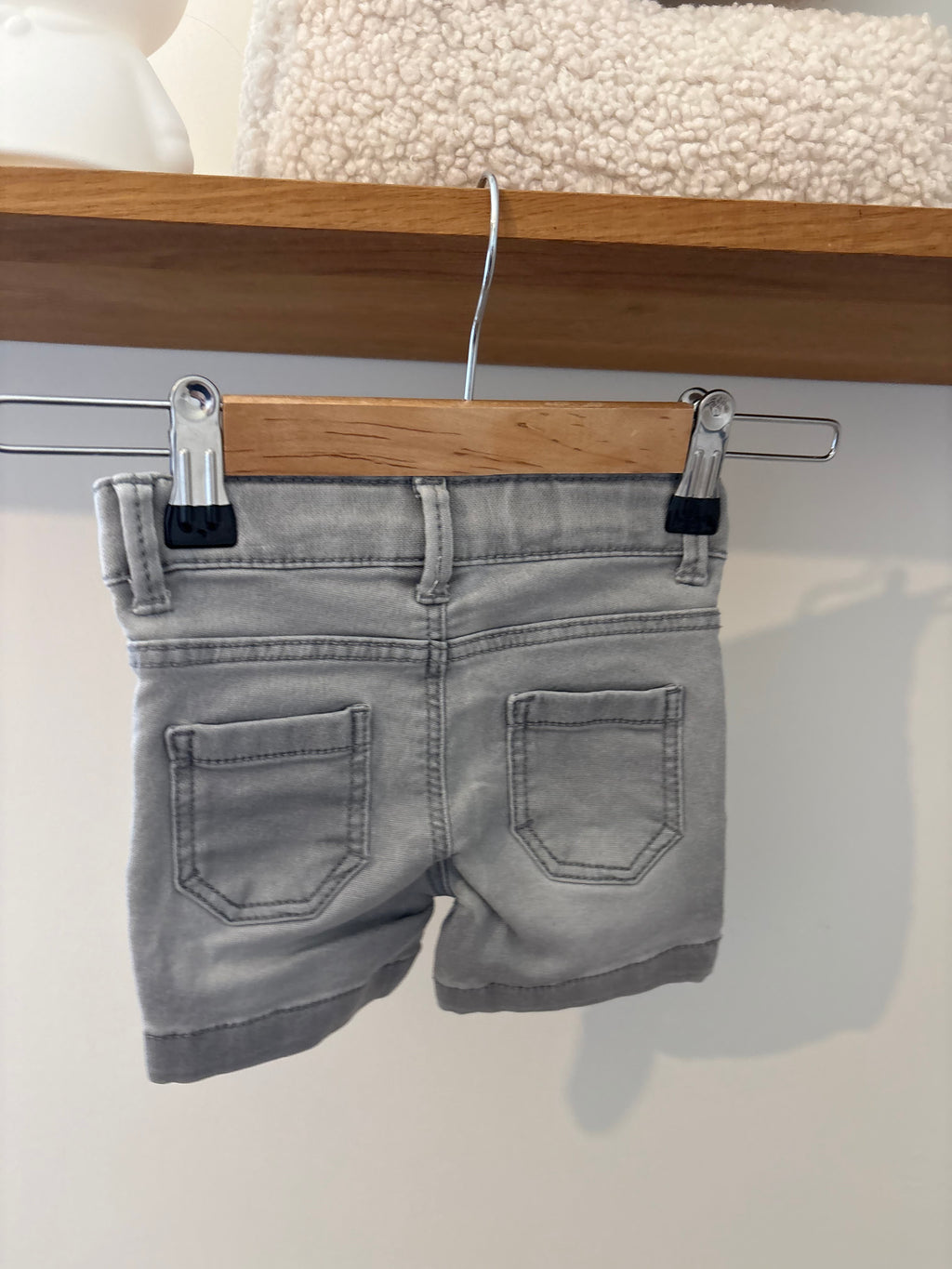 Hema - grijs shortje - 62