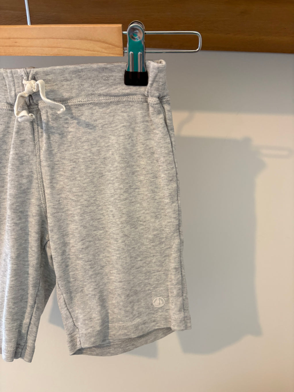 Petit Bateau - grijze short - 5Y