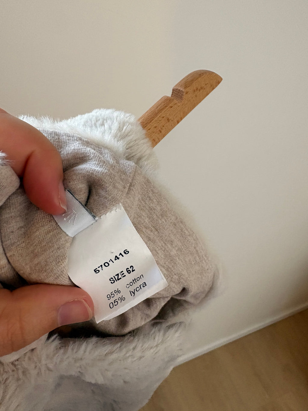 First - beige debardeurtje - 62