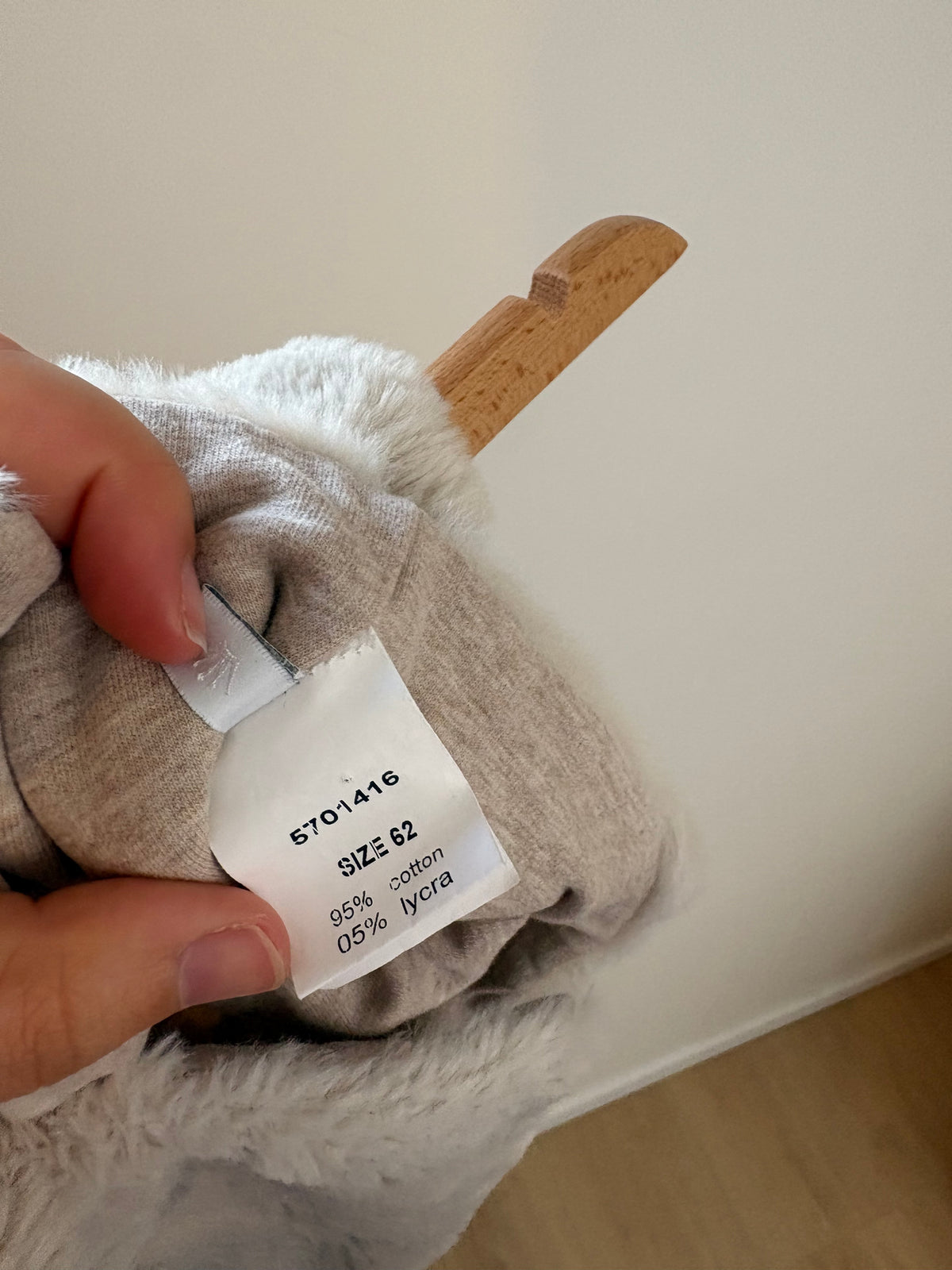First - beige debardeurtje - 62