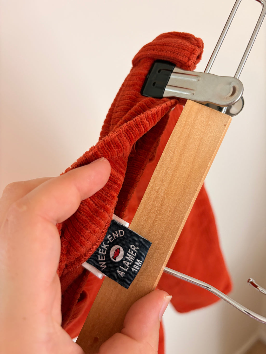 Weekend à la mer - rood corduroy broekje - 18M