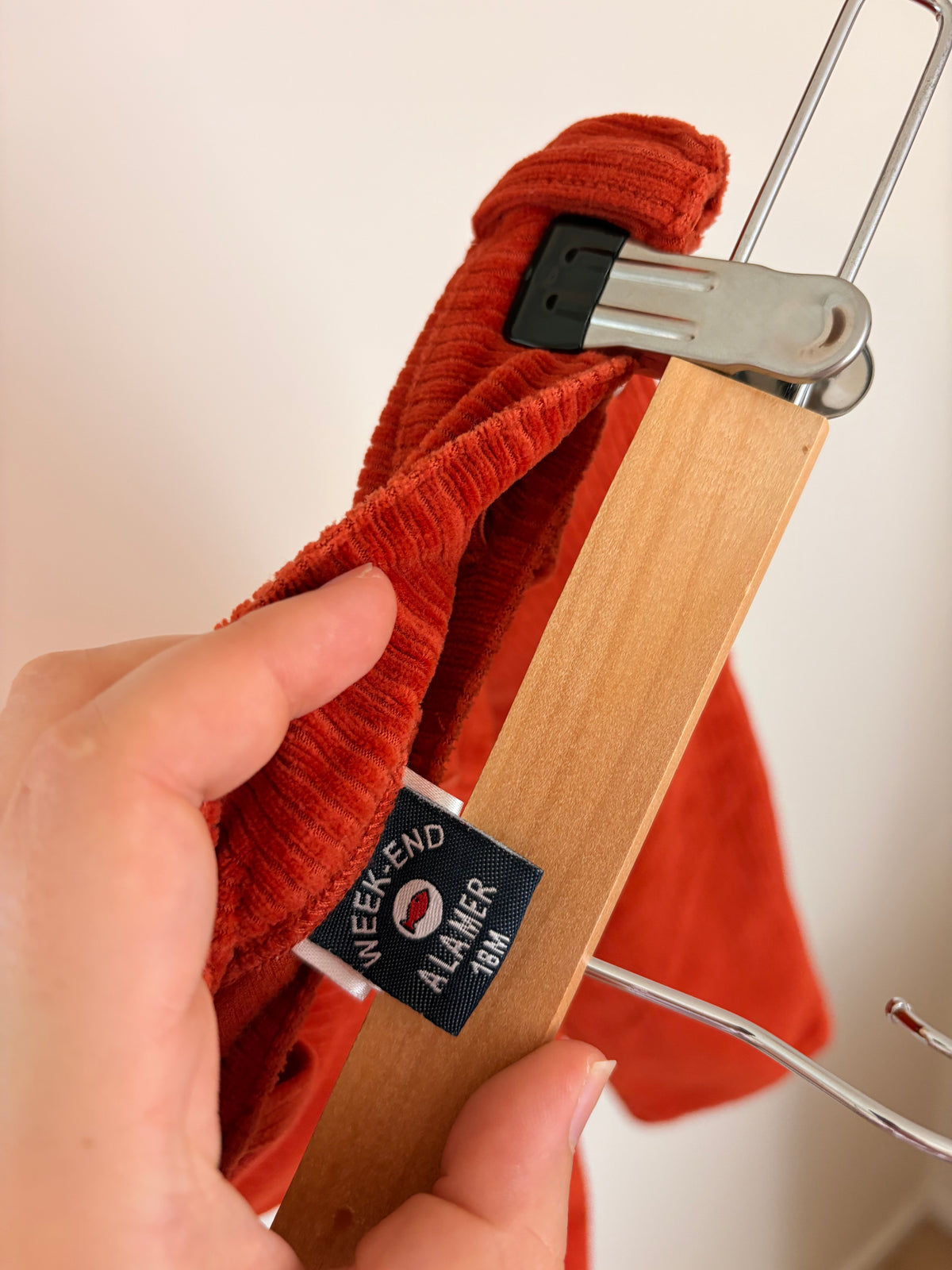 Weekend à la mer - rood corduroy broekje - 18M