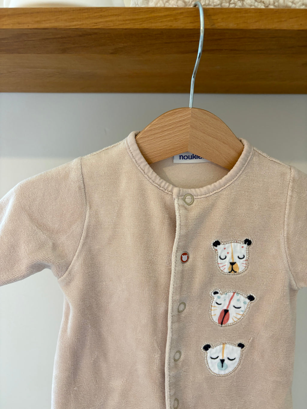 Noukies - beige pyjama met diertjes - 56
