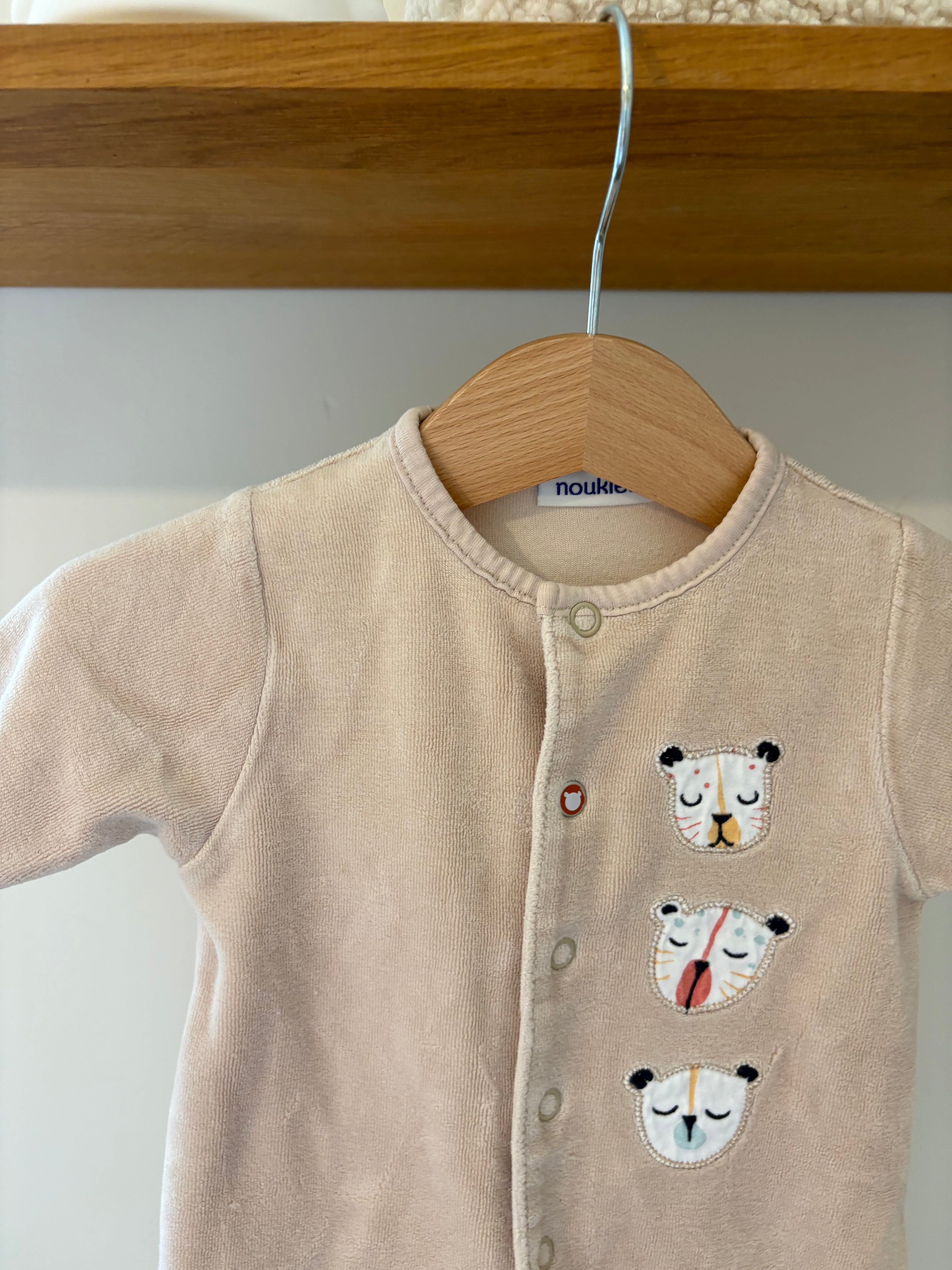 Noukies - beige pyjama met diertjes - 56