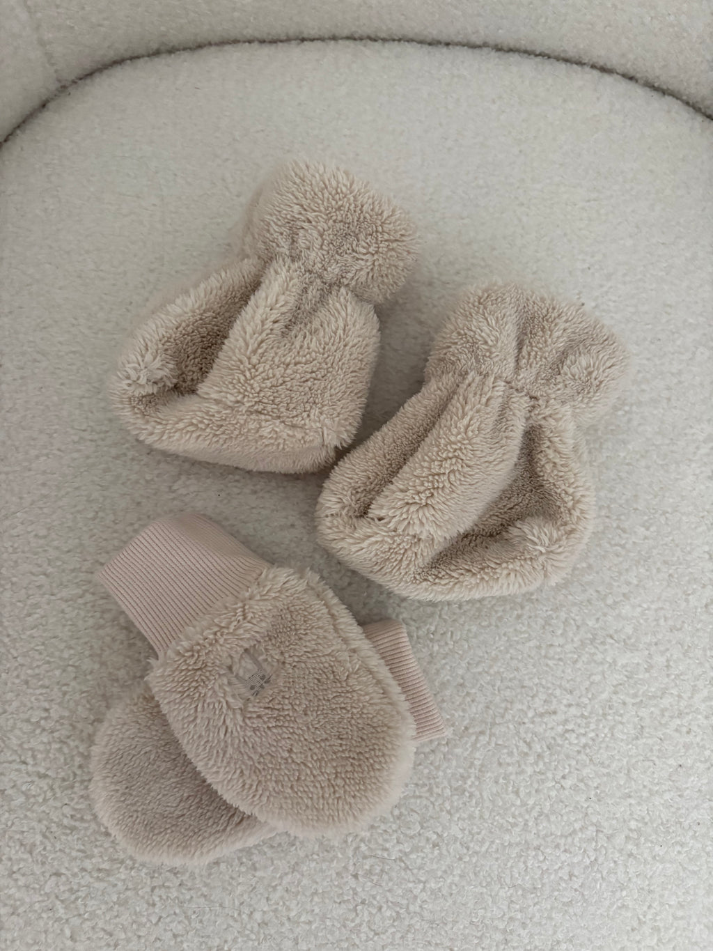 Liewood - fluffy set met wantjes en slofjes - 0/3M