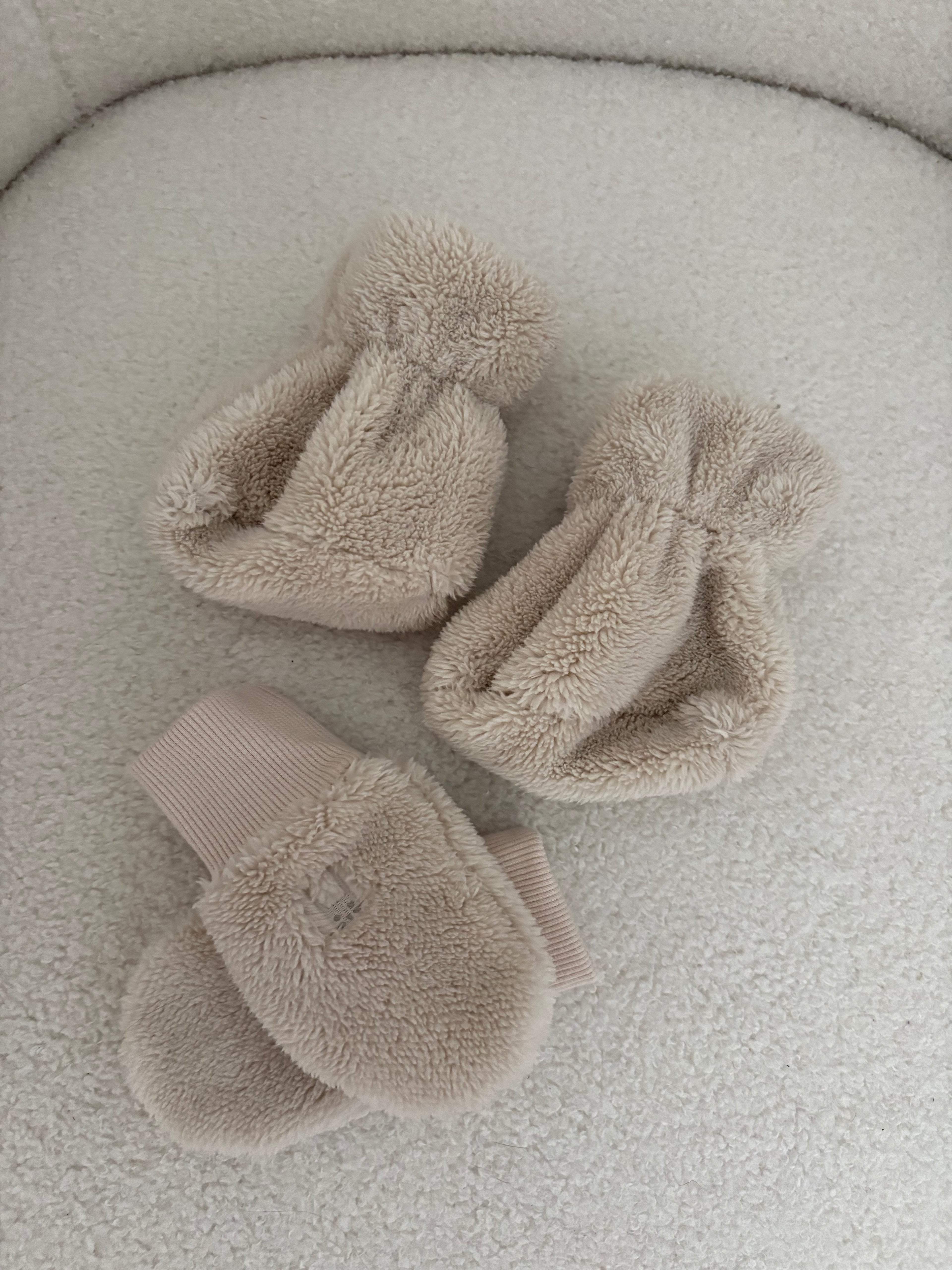 Liewood - fluffy set met wantjes en slofjes - 0/3M