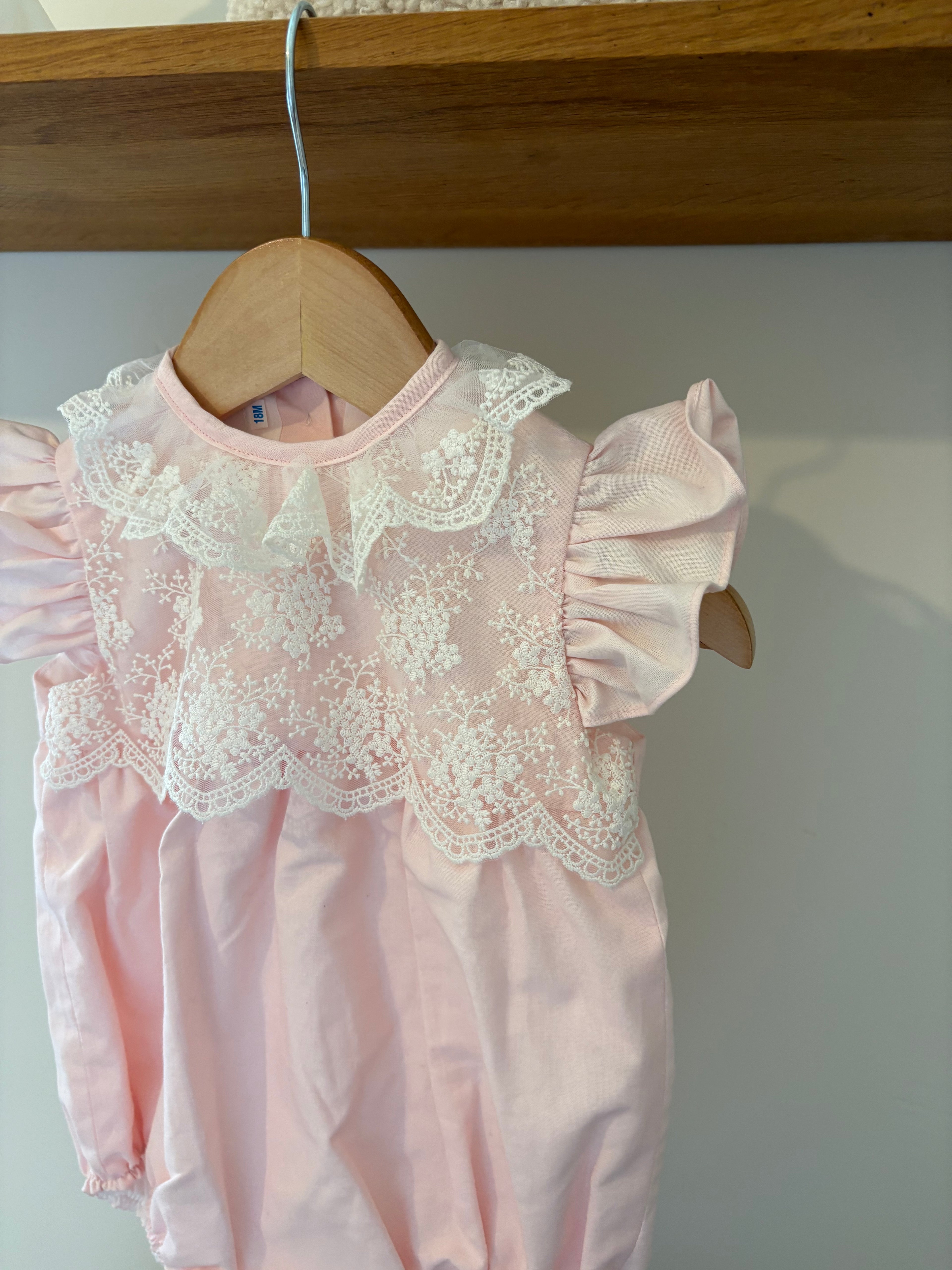 Be Chic - roze broekpakje met broderie - 18M