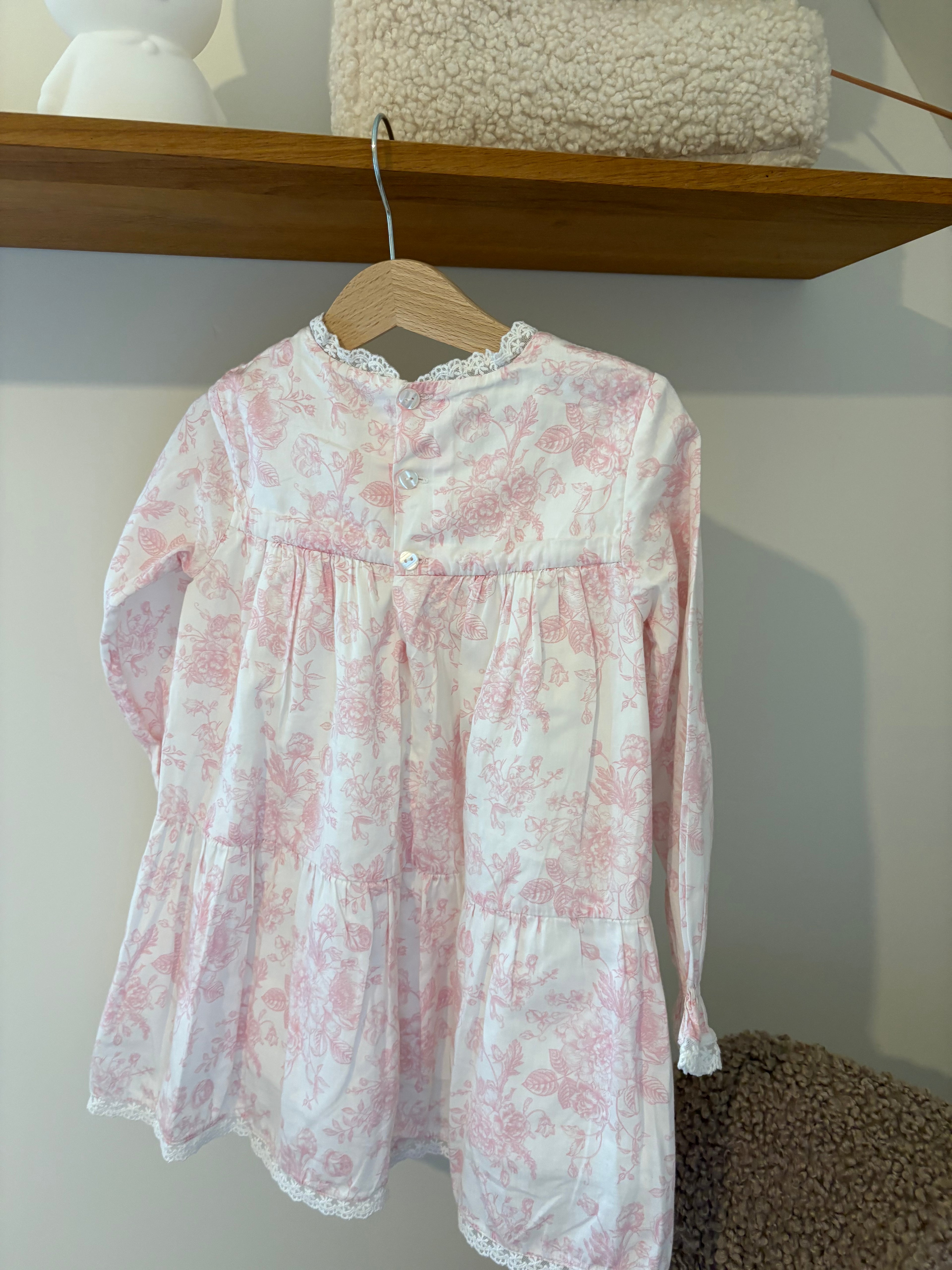 Love By Jackie - roze jurkje met broderie kraag - 4Y