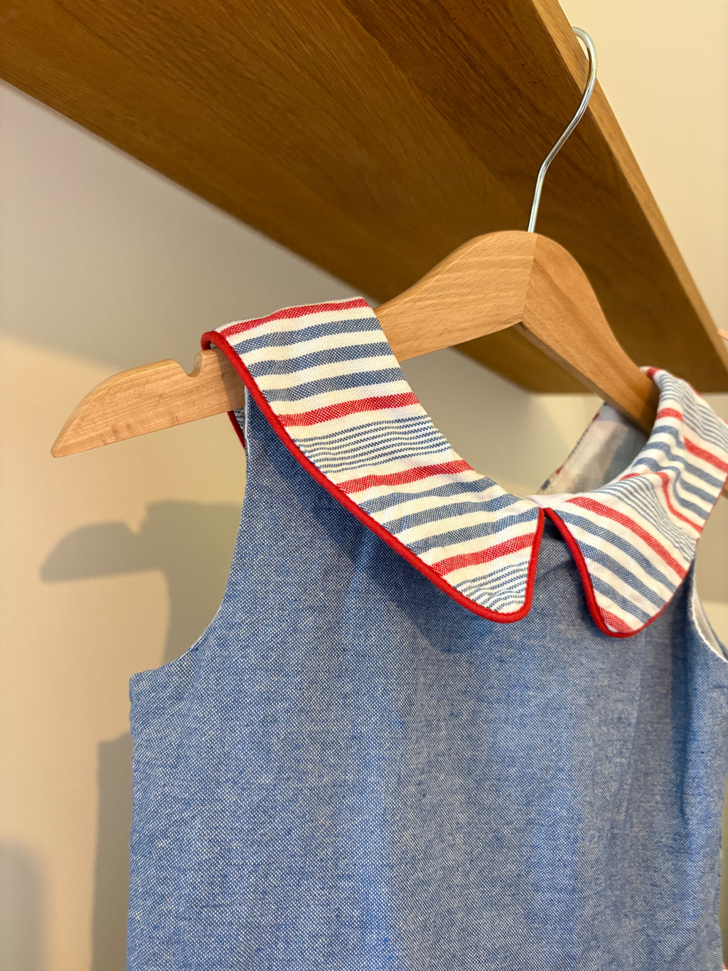 Blauw kleedje met rode strepen -104