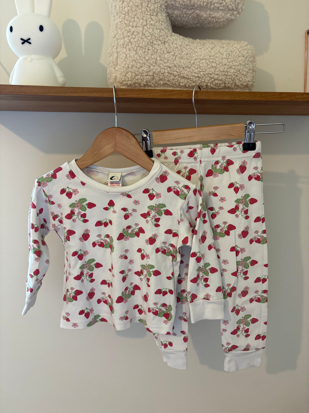 Sleepy Doe - pyjama setje aardbeiden - 3/4y