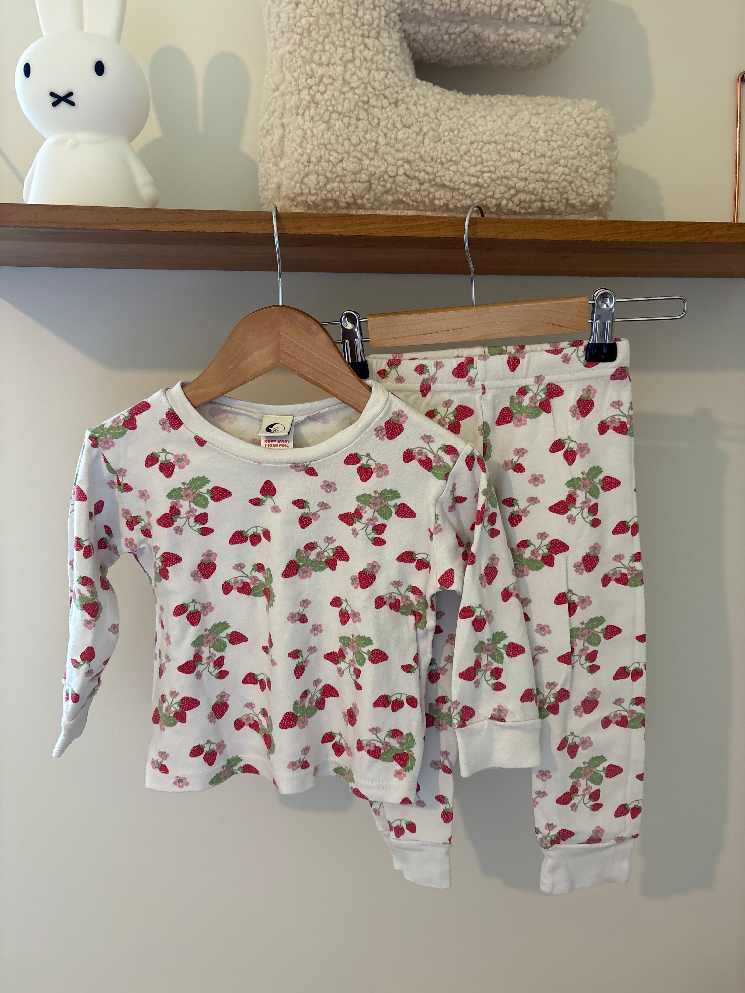 Sleepy Doe - pyjama setje aardbeiden - 3/4y